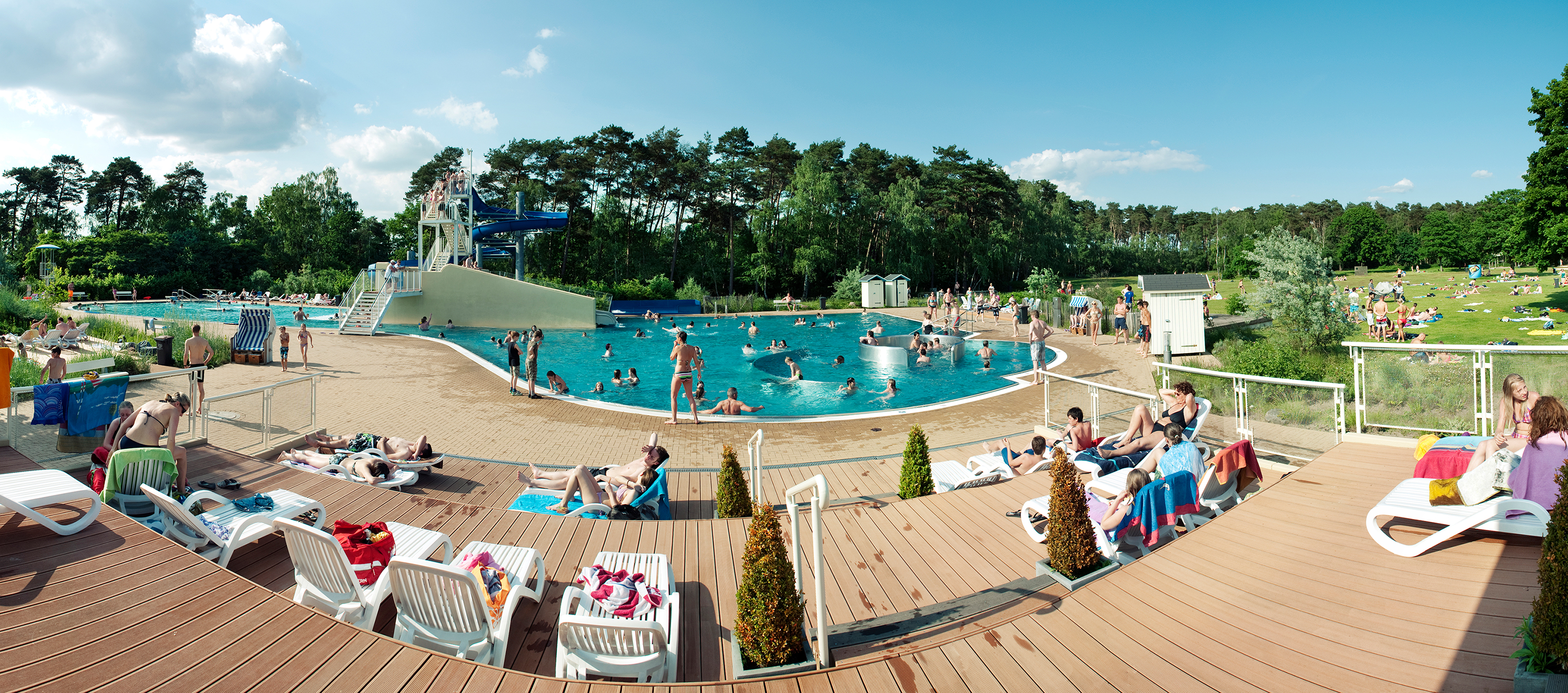 Weitwinkelansicht des Freibads Hiltrup