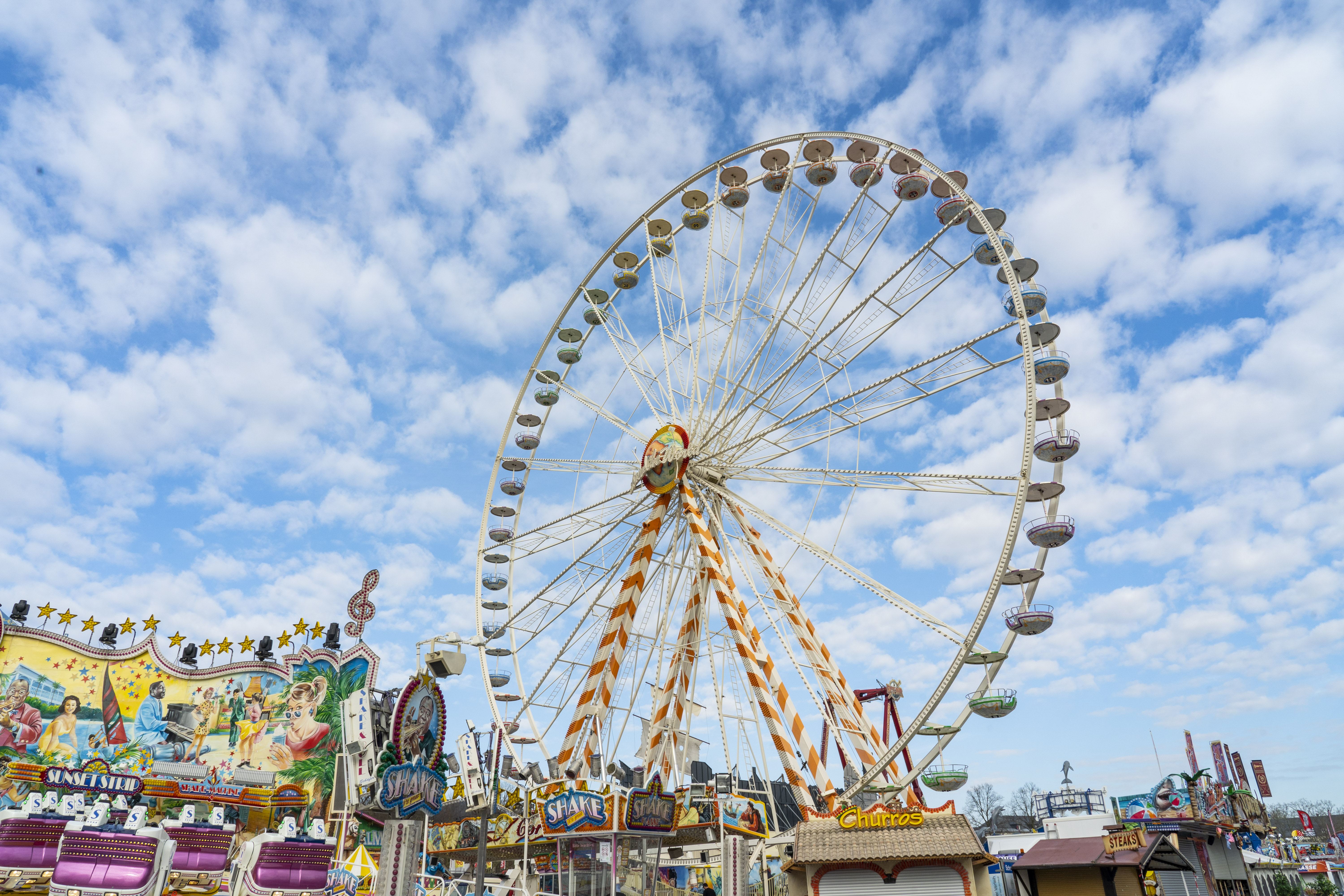 Riesenrad auf dem Send in Münster vor blauem, leicht bewölktem Himmel