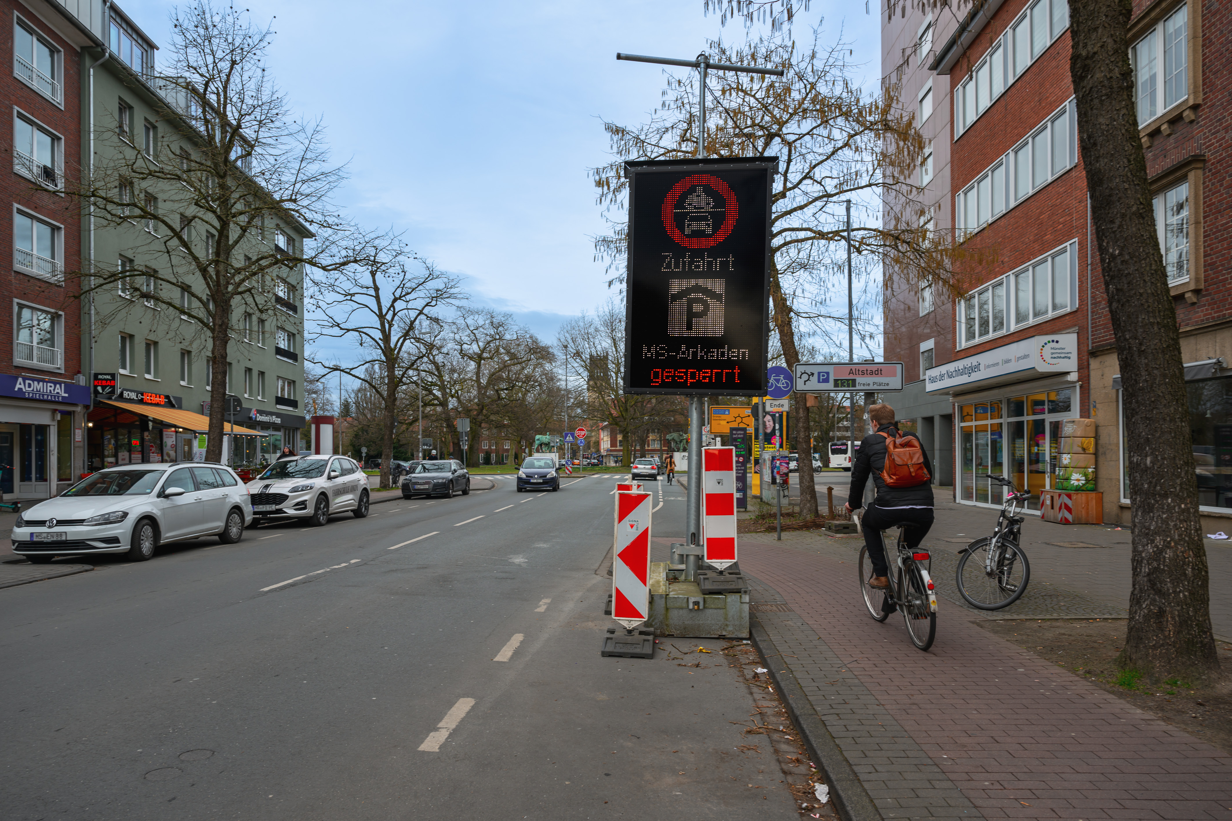 Straßenverkehr in der Hammer Straße mit der großen LED-Anzeige