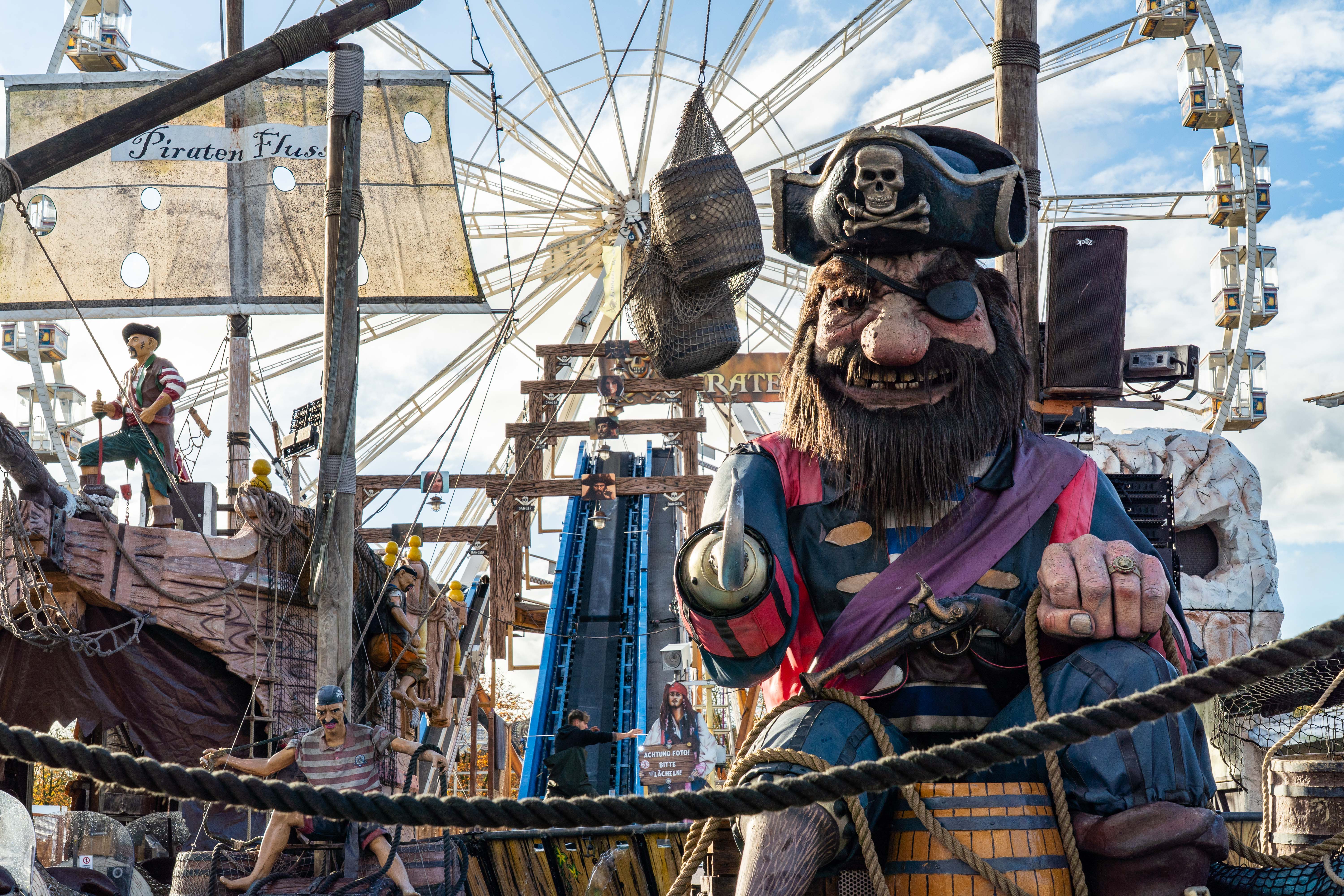 Blick auf Fahrgeschäft mit Piraten und Piratenschiff