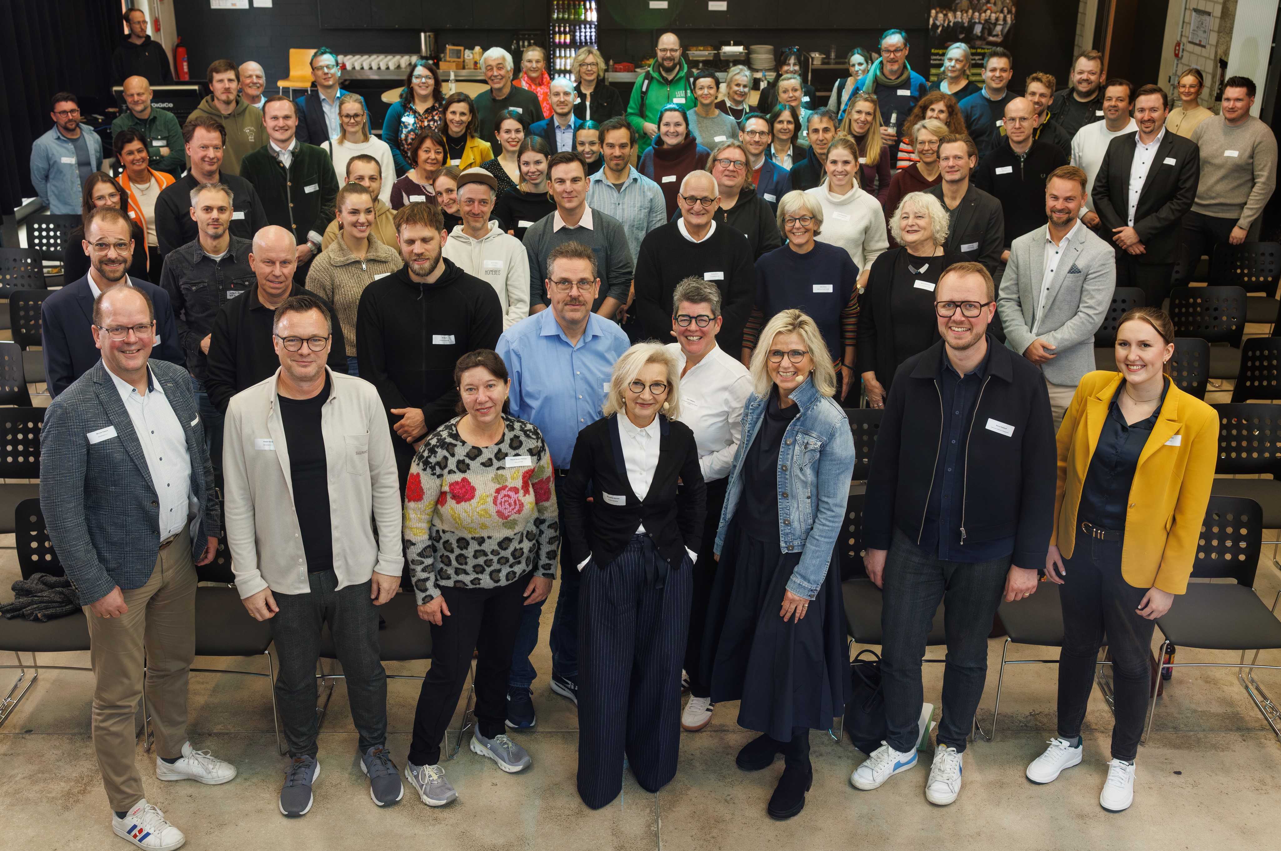 Gruppenfoto mit vielen Personen 