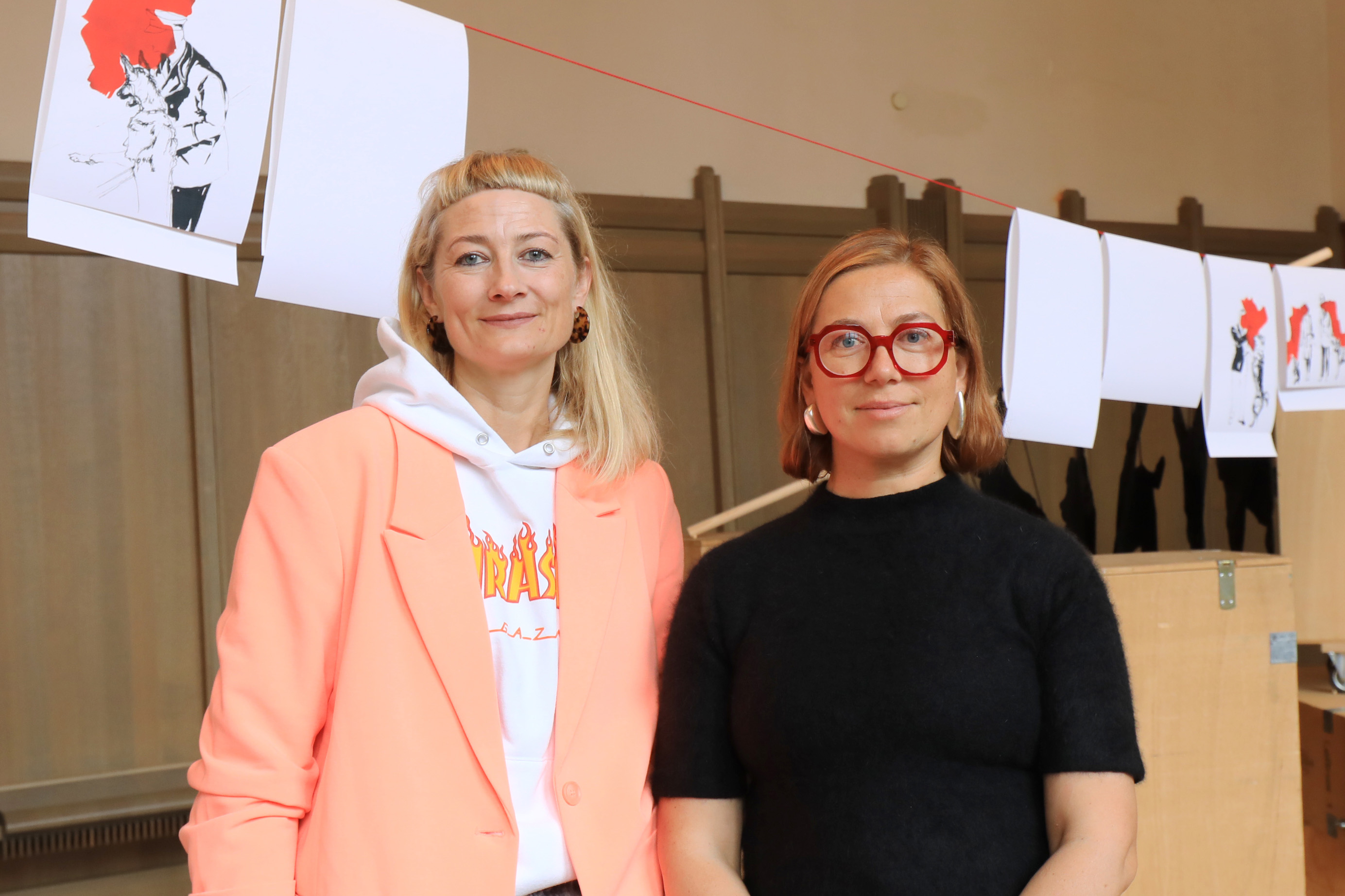 Die beiden Frauen stehen nebeneinander in der Ausstellung.
