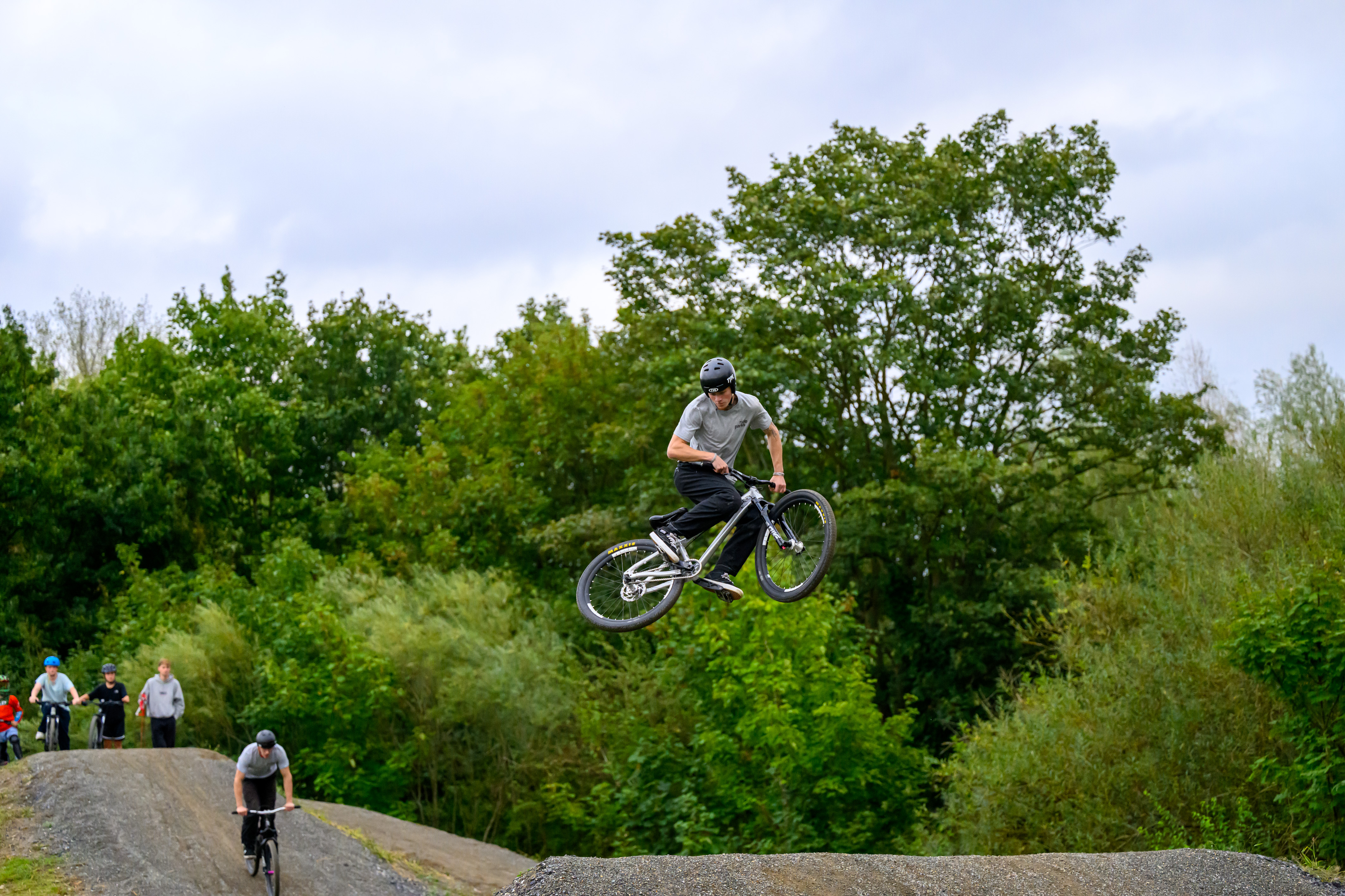 Ein junger Mann springt auf der Dirtbike-Anlage in Nienberge mit seinem Fahrrad hoch