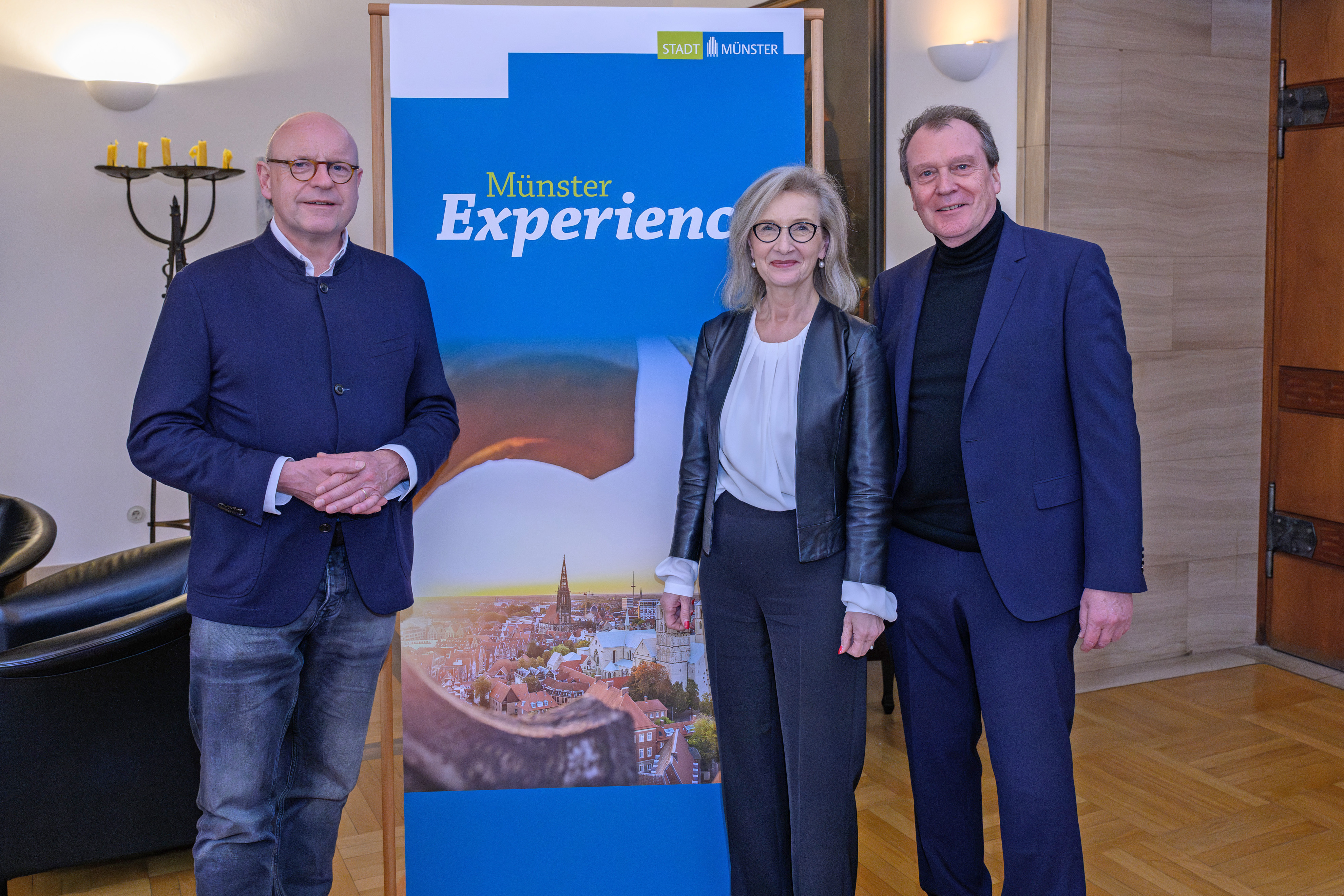 Oberbürgermeister Markus Lewe (v.l.), Bernadette Spinnen, Leiterin von Münster Marketing, und Trendforscher Andreas Reiter vom Zukunftsbüro Wien stellen die neue Tourismus- und Kongress-Strategie für Münster vor.