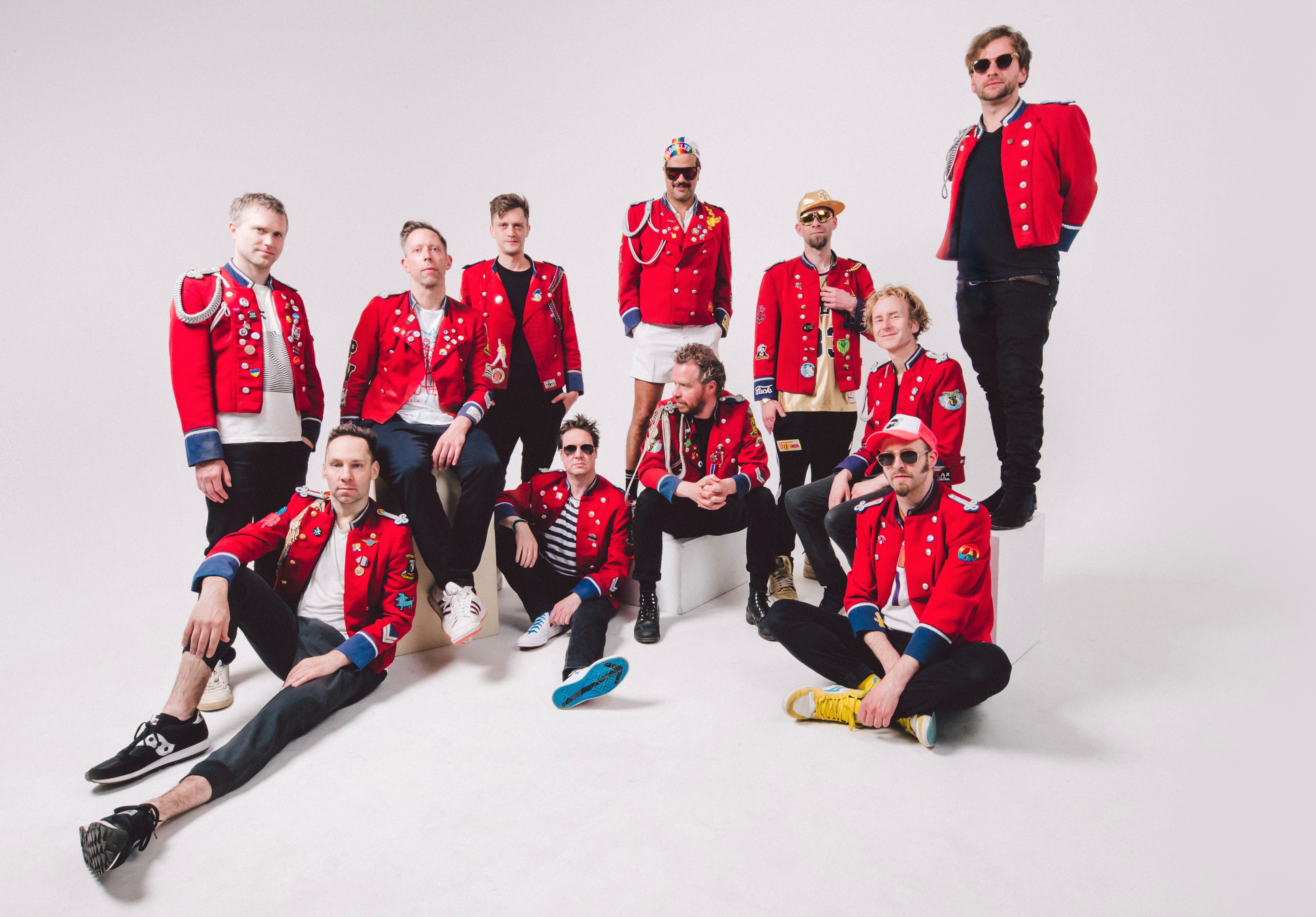 Gruppenfoto der Band „MEUTE“ auf weißem Hintergrund