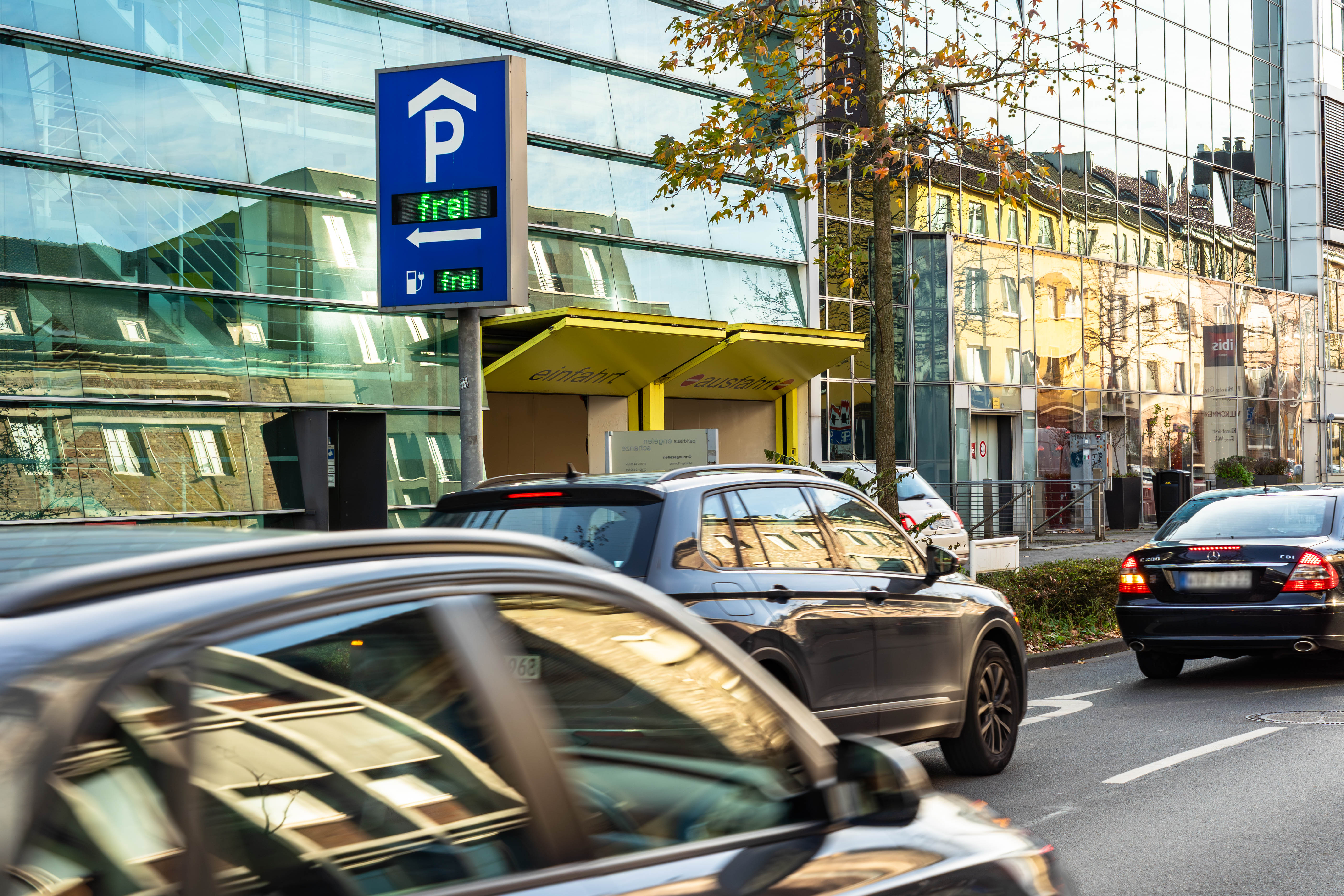 Einfahrt eines Parkhauses mit Auto, die davor stehen