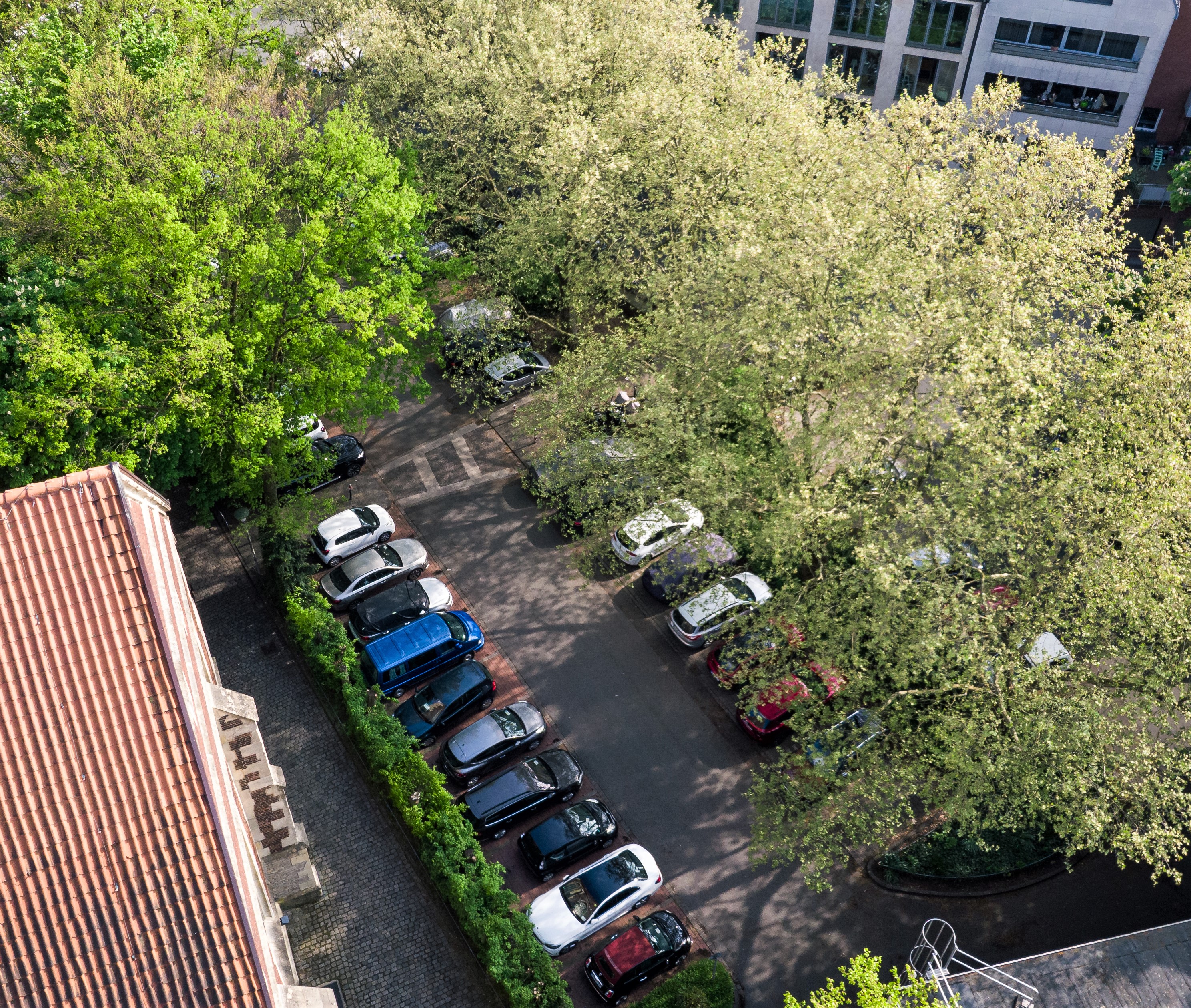 Parkplatz an der Apostelkirche von oben