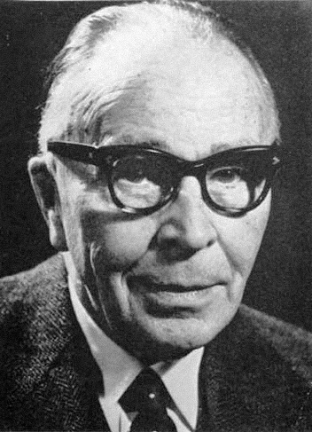 Schwarzweißfotografie eines älteren Herrn mit dicker Brille.