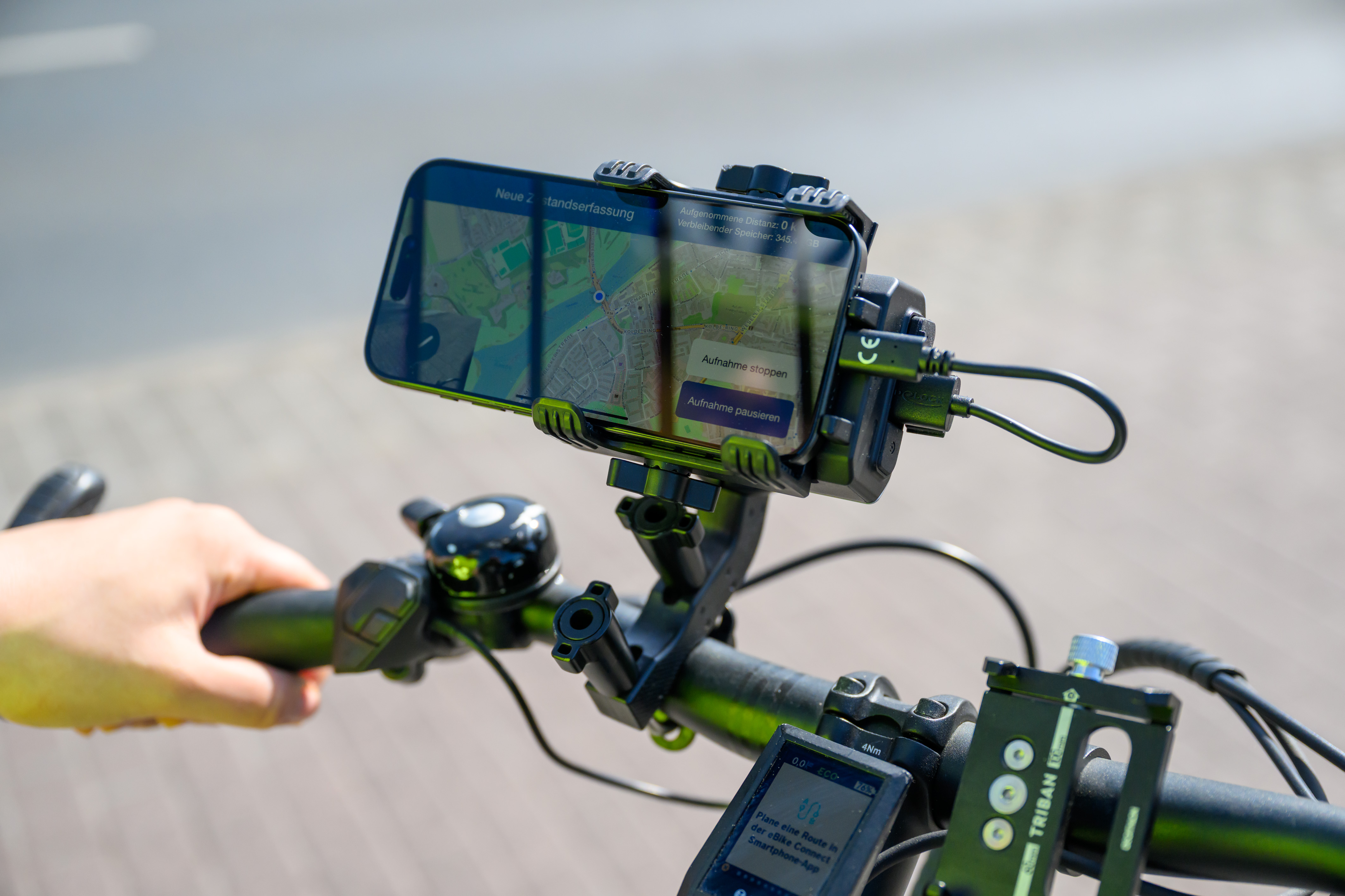 Ein am Lenker horizontal befestigtes Smartphone, auf dem die KI-Software läuft. 