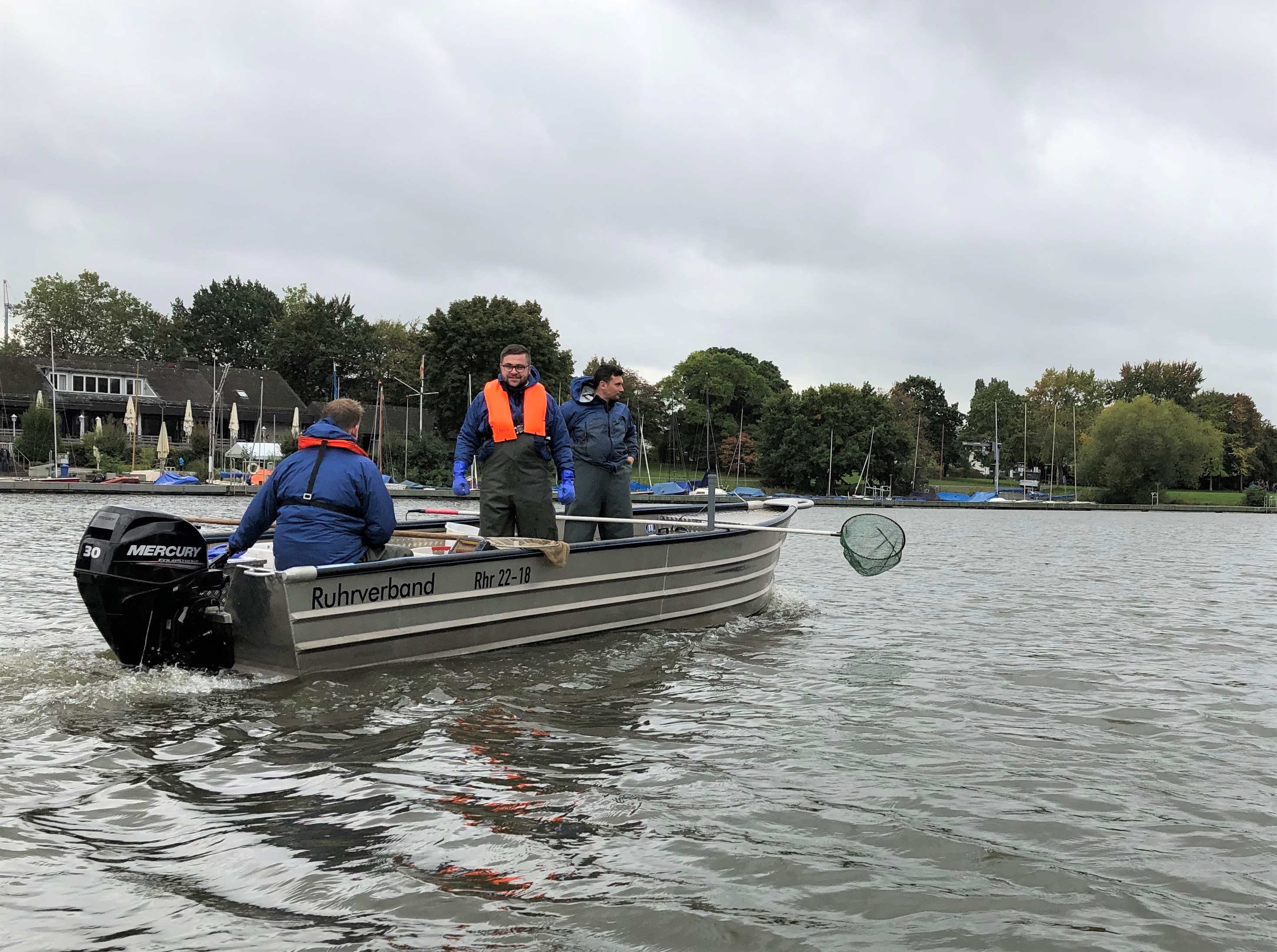 Zwei Männer im Boot auf dem Aasee