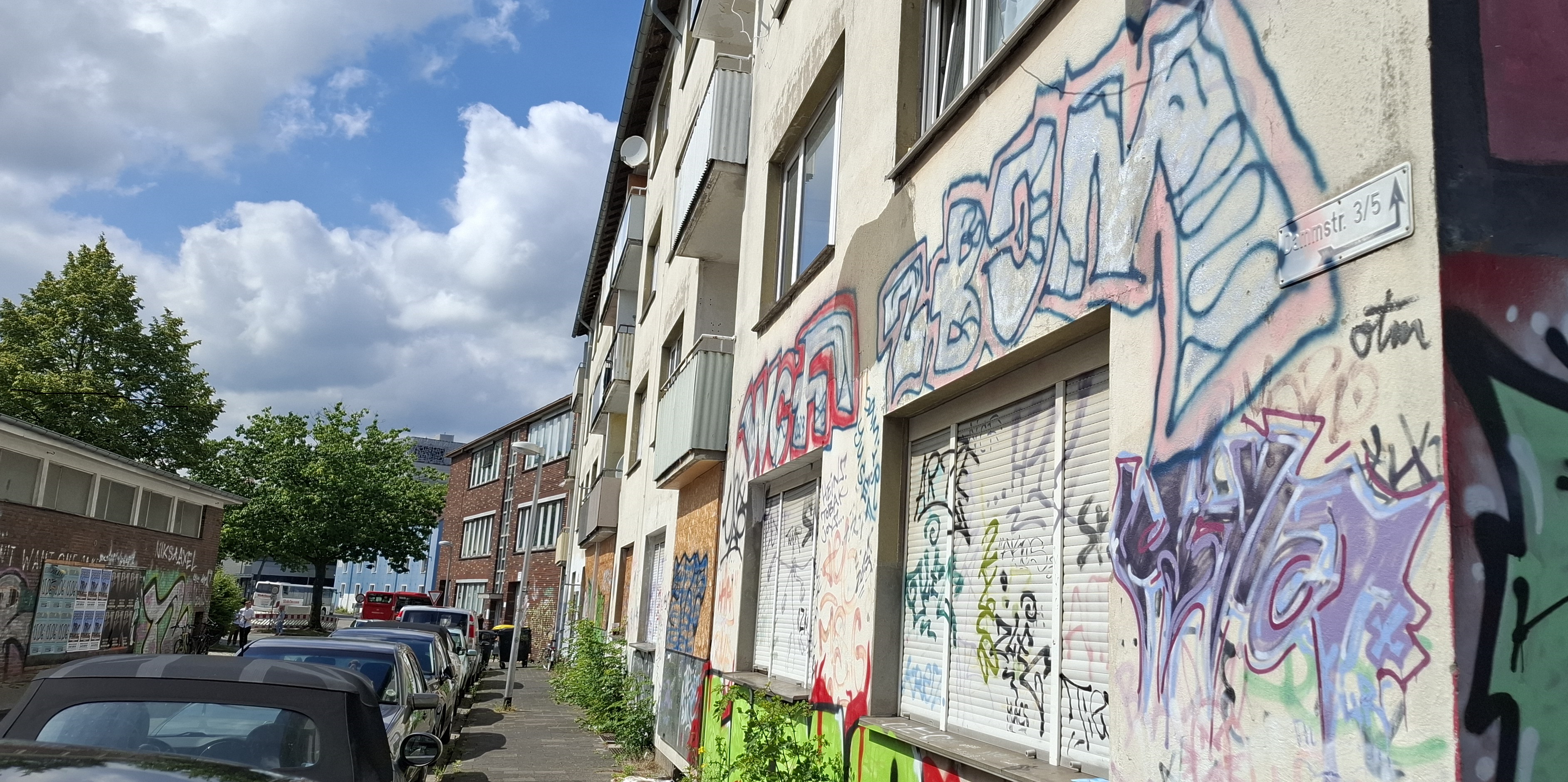 Renovierungsbedürftiges Gebäude mit Graffiti auf der Fassade