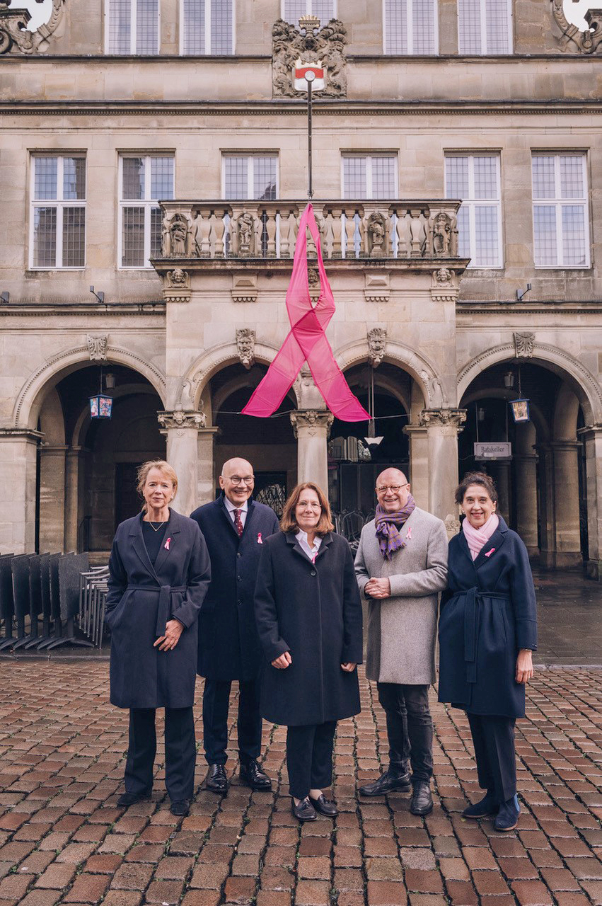 OB Markus Lewe zusammen mit Claudia Verloh,  Claudia Verloh, Prof. Dr. Walter Heindel und Prof. Dr. Stefanie Weigel vom Referenzzentrum und der Referenz-Screening-Einheit Münster-Nord Warendorf in der Königsstraße sowie der Ärztin Simona Spital aus der Screening- Einheit Münster-Süd/Coesfeld am Clemenshospital