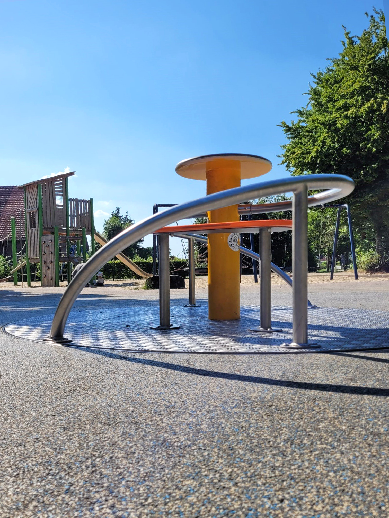 Münsters Spielplatz mit inklusiven Spielangeboten in Hiltrup – hier eine Drehscheibe, die auch mit dem Rollstuhl zugänglich ist.