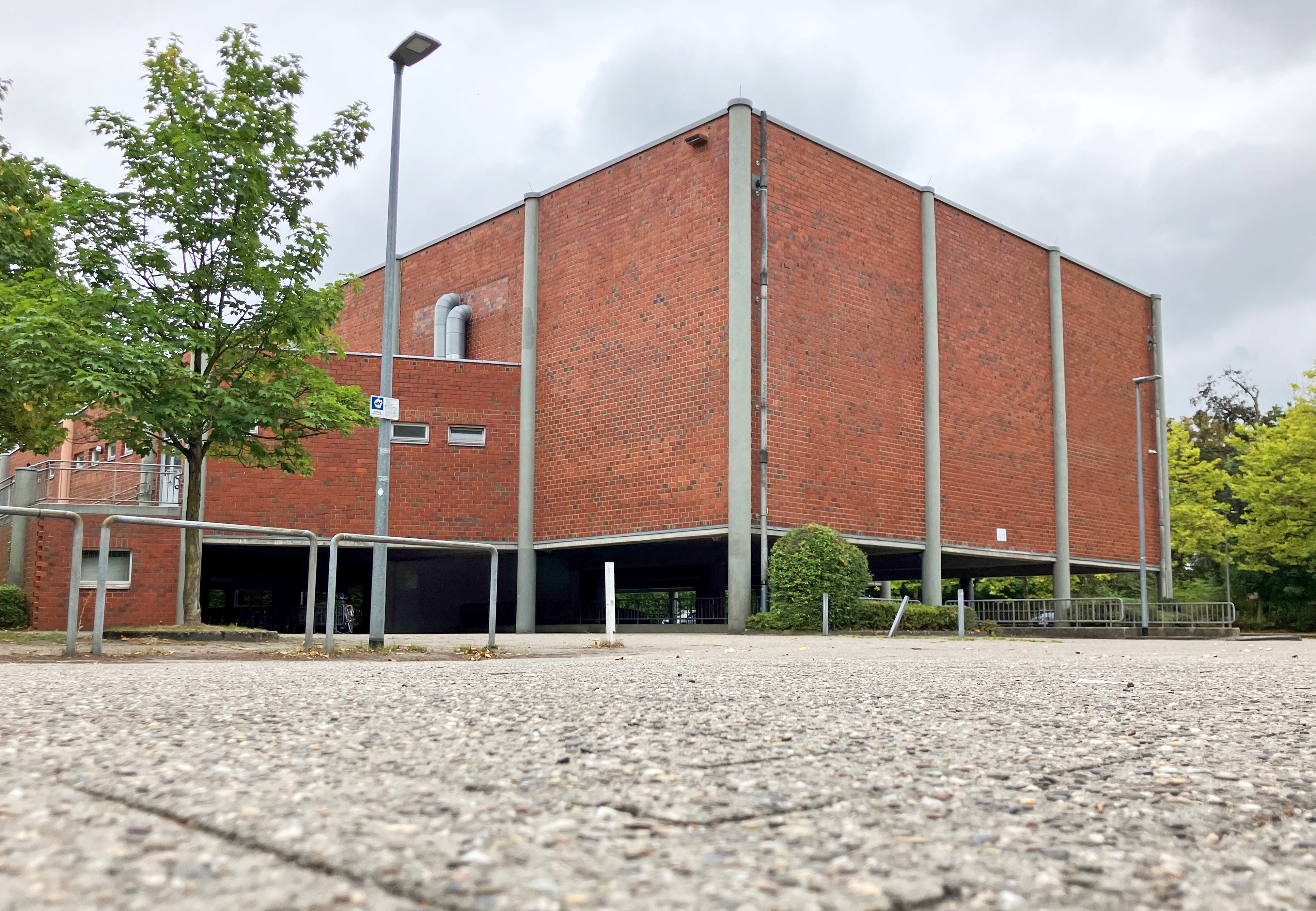 Blick auf das bestehende, backsteinerne Turnhallengebäude.