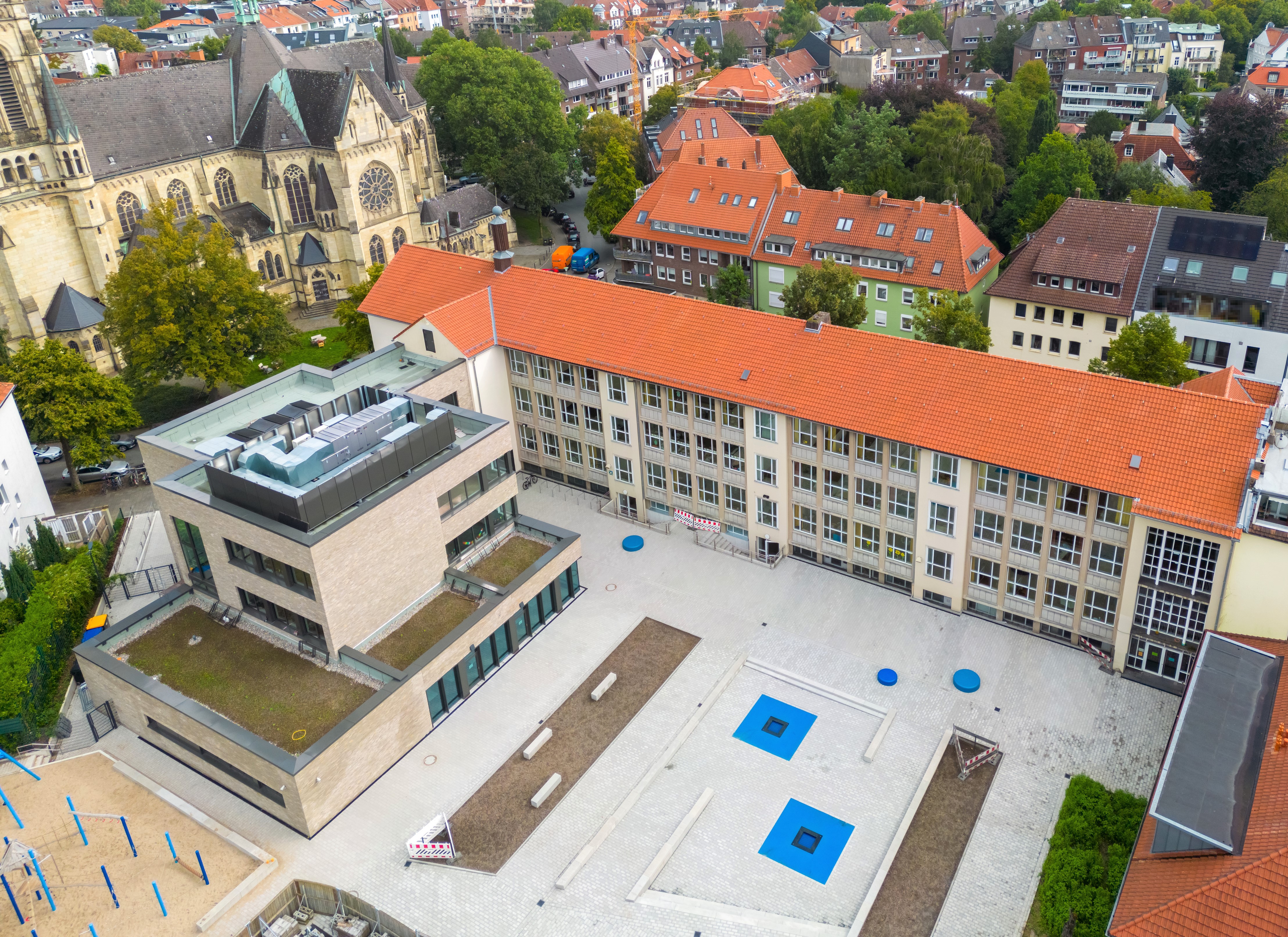 Luftaufnahme der Kreuzschule, im Zentrum ist der Schulhof.