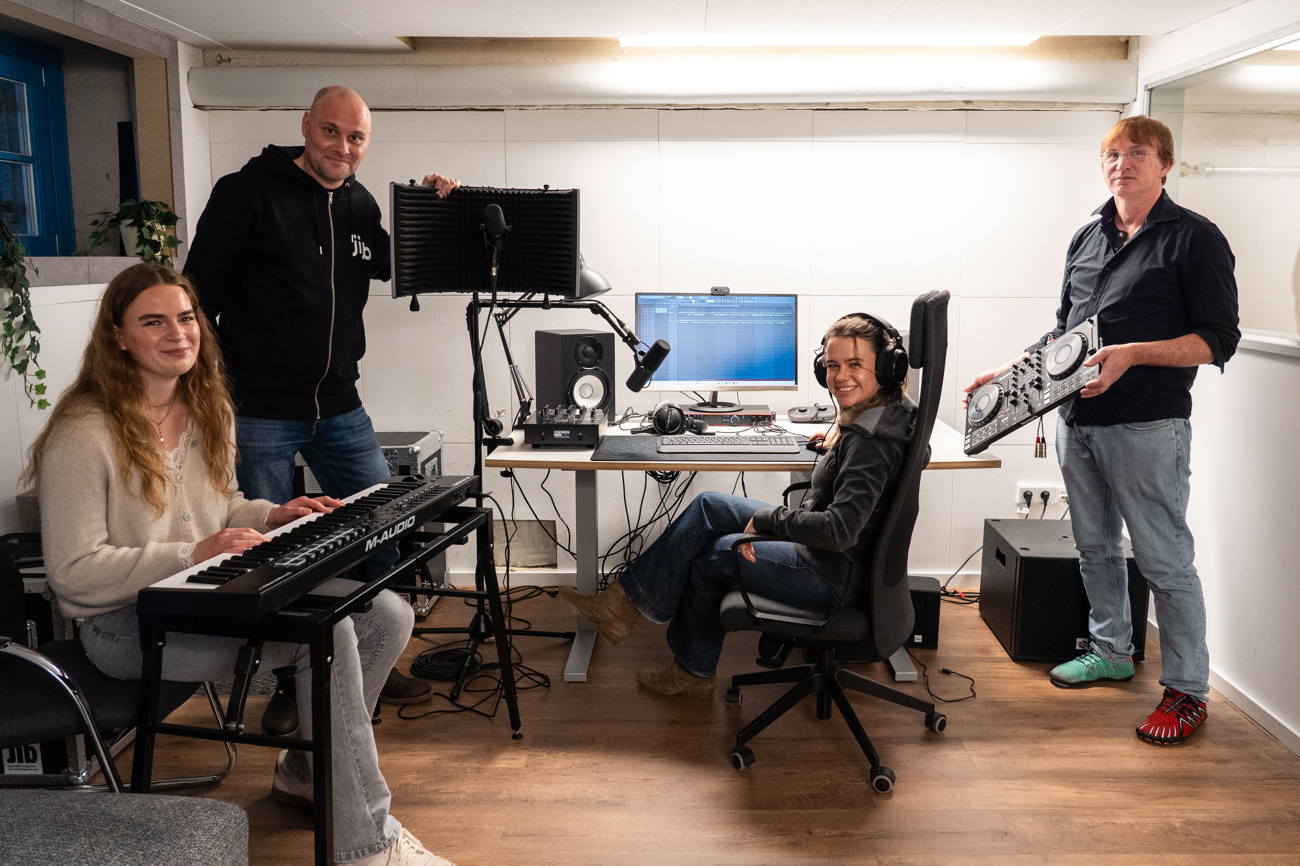 Vier Personen in einem Tonstudio