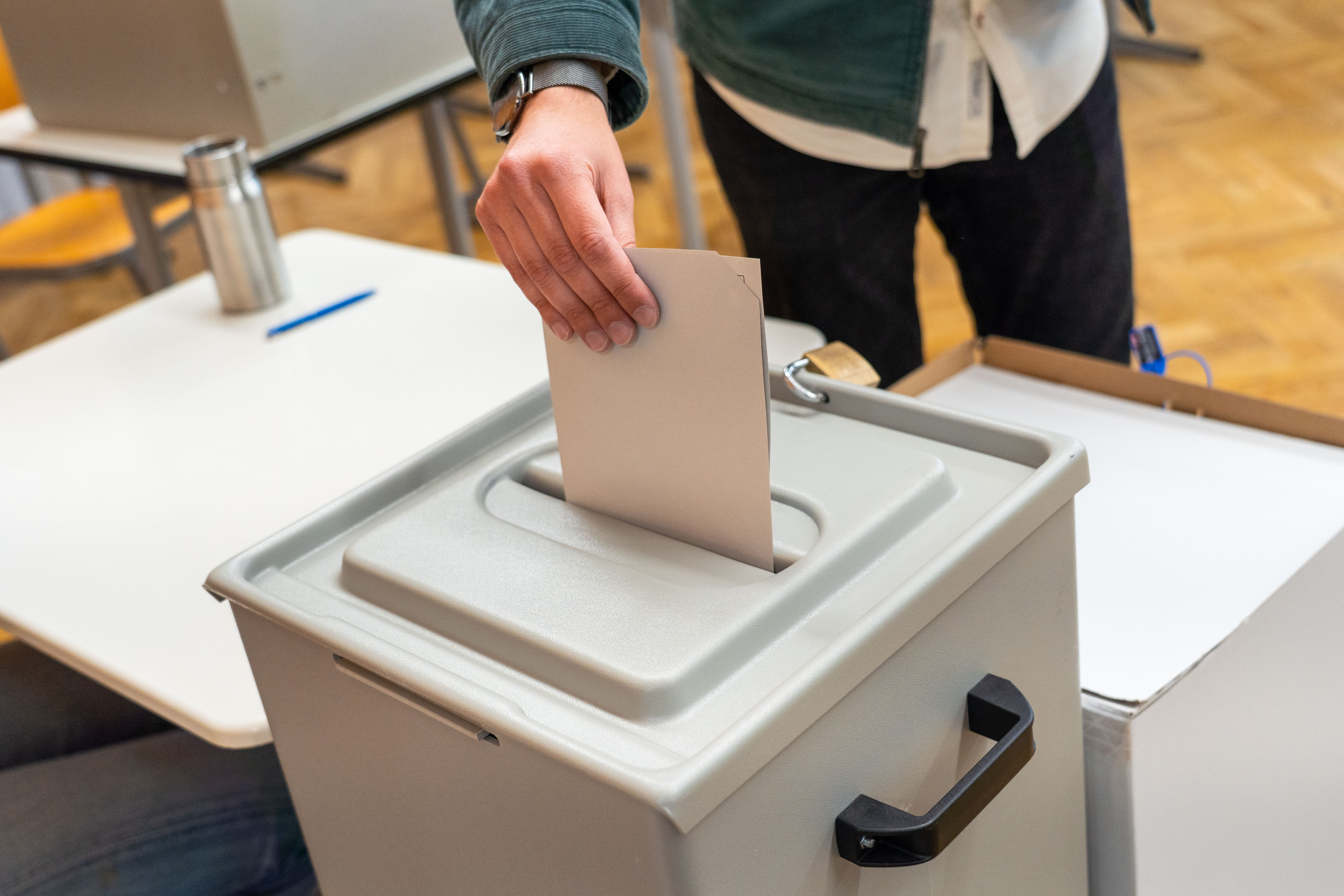 Ein Wahlzettel mit Wahlurne