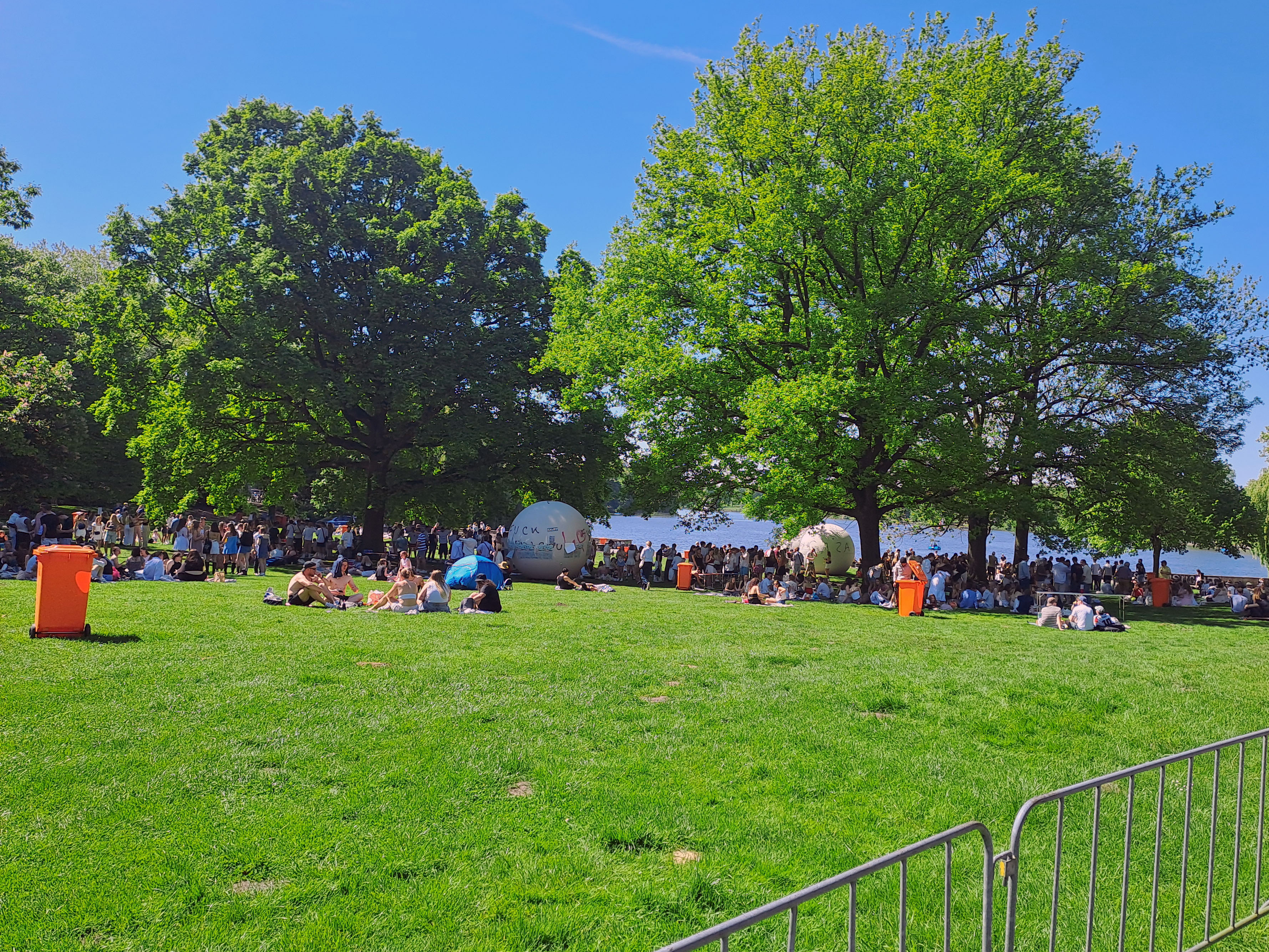Mehrere Tausend Menschen feierten am 1. Mai am Aasee.