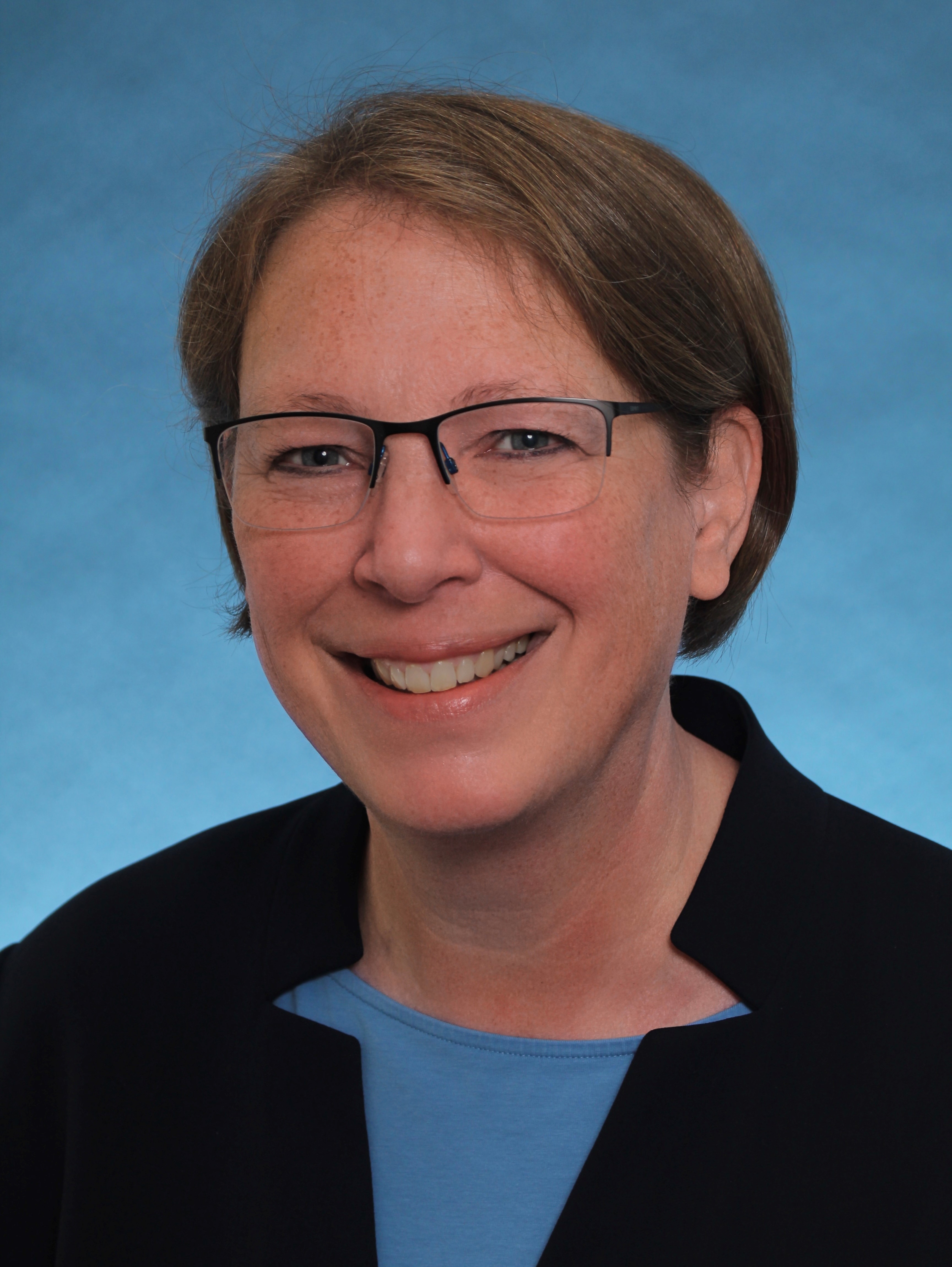Portraitfoto einer Frau mit Brille