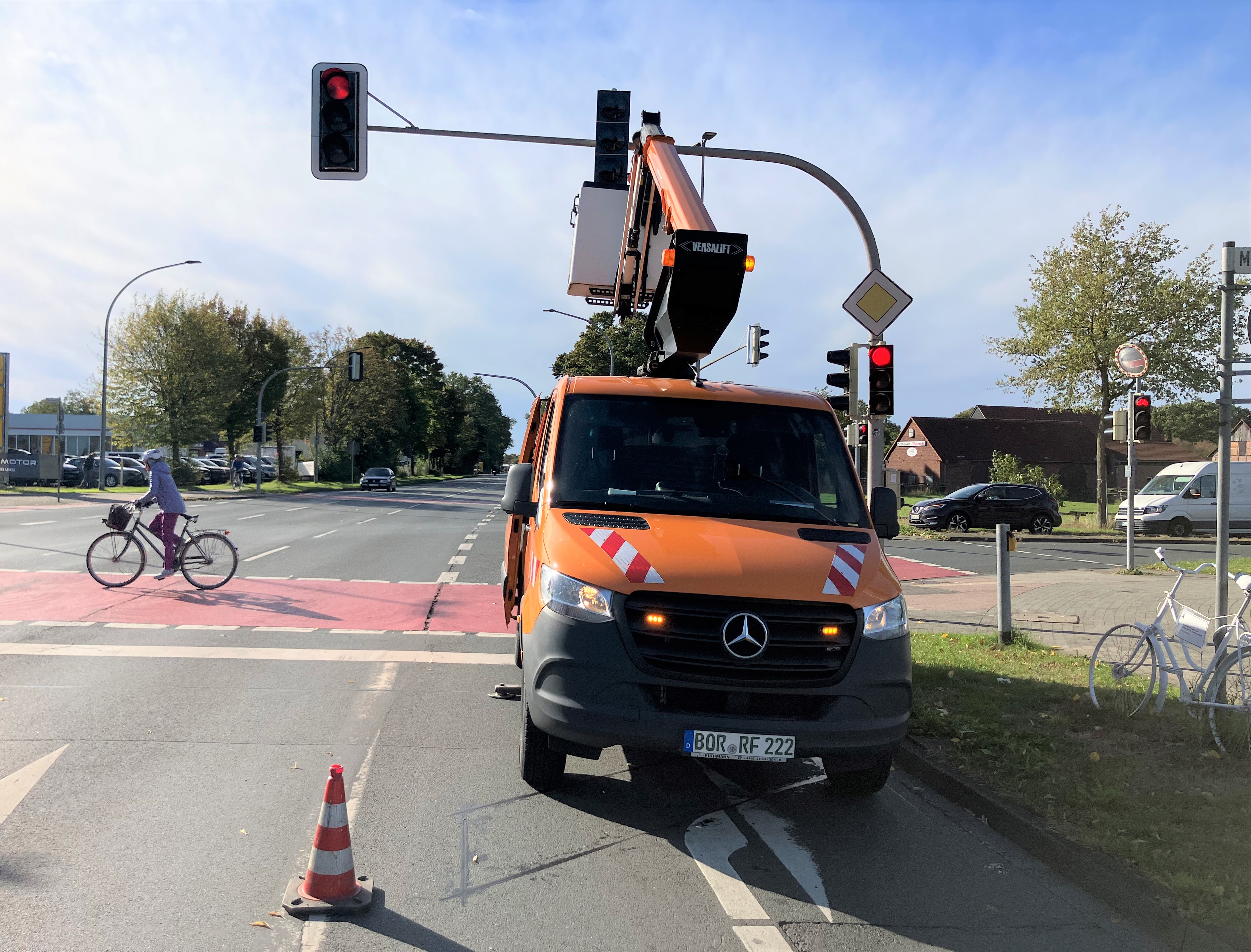 Ein Hubwagen steht unter einer Ampelanlage, der Korb ist hochgefahren.