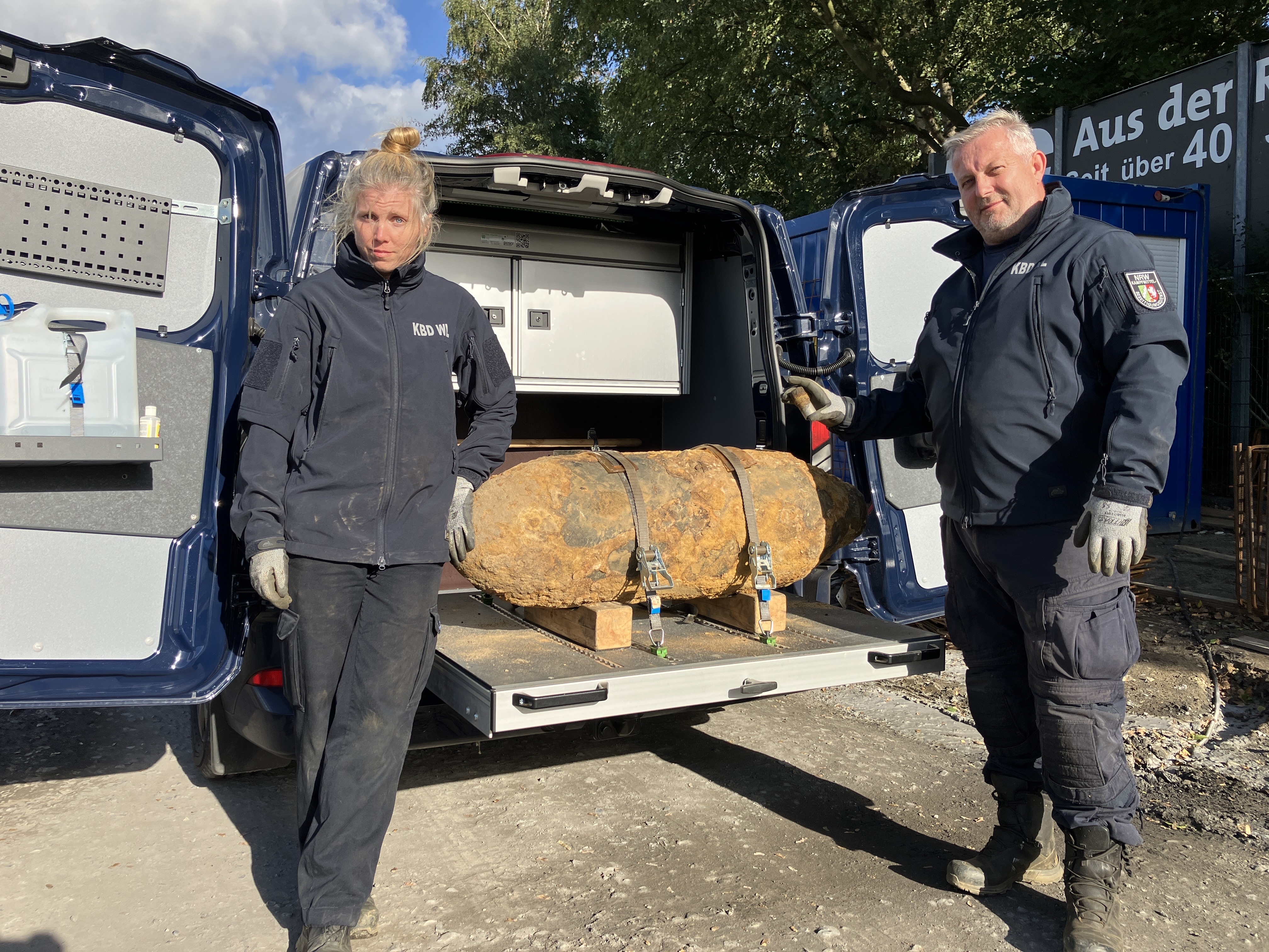 Patricia Heine und Peter Asmussen vom Kampfmittelbeseitigungsdienst der Bezirksregierung Arnsberg präsentieren die Weltkriegsbombe. 