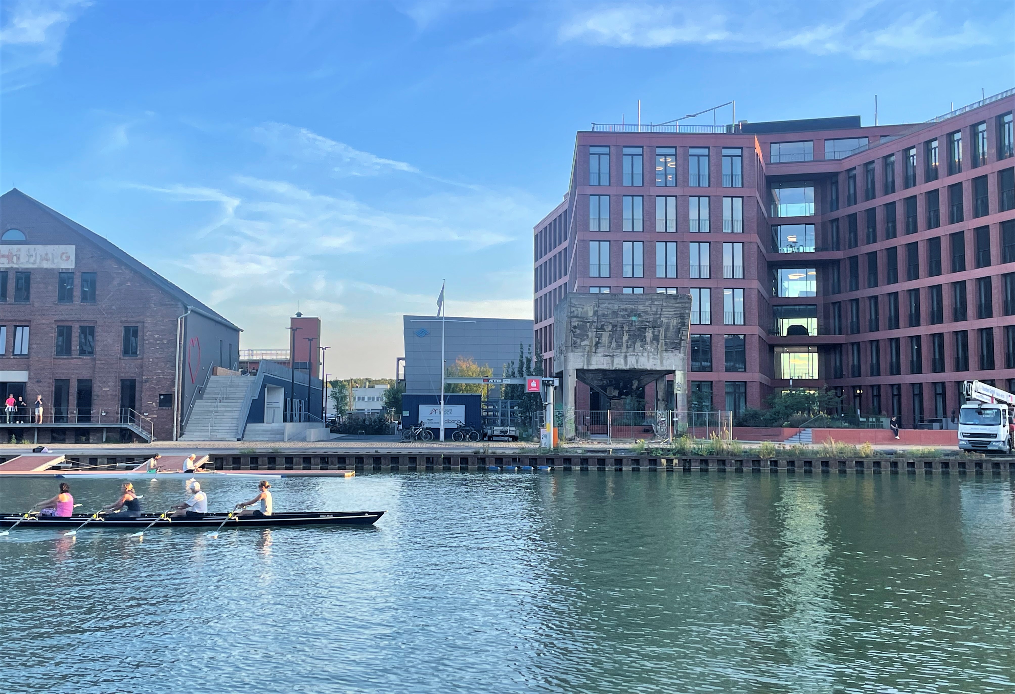 Ruderer auf dem Kanal an Münsters Hafen