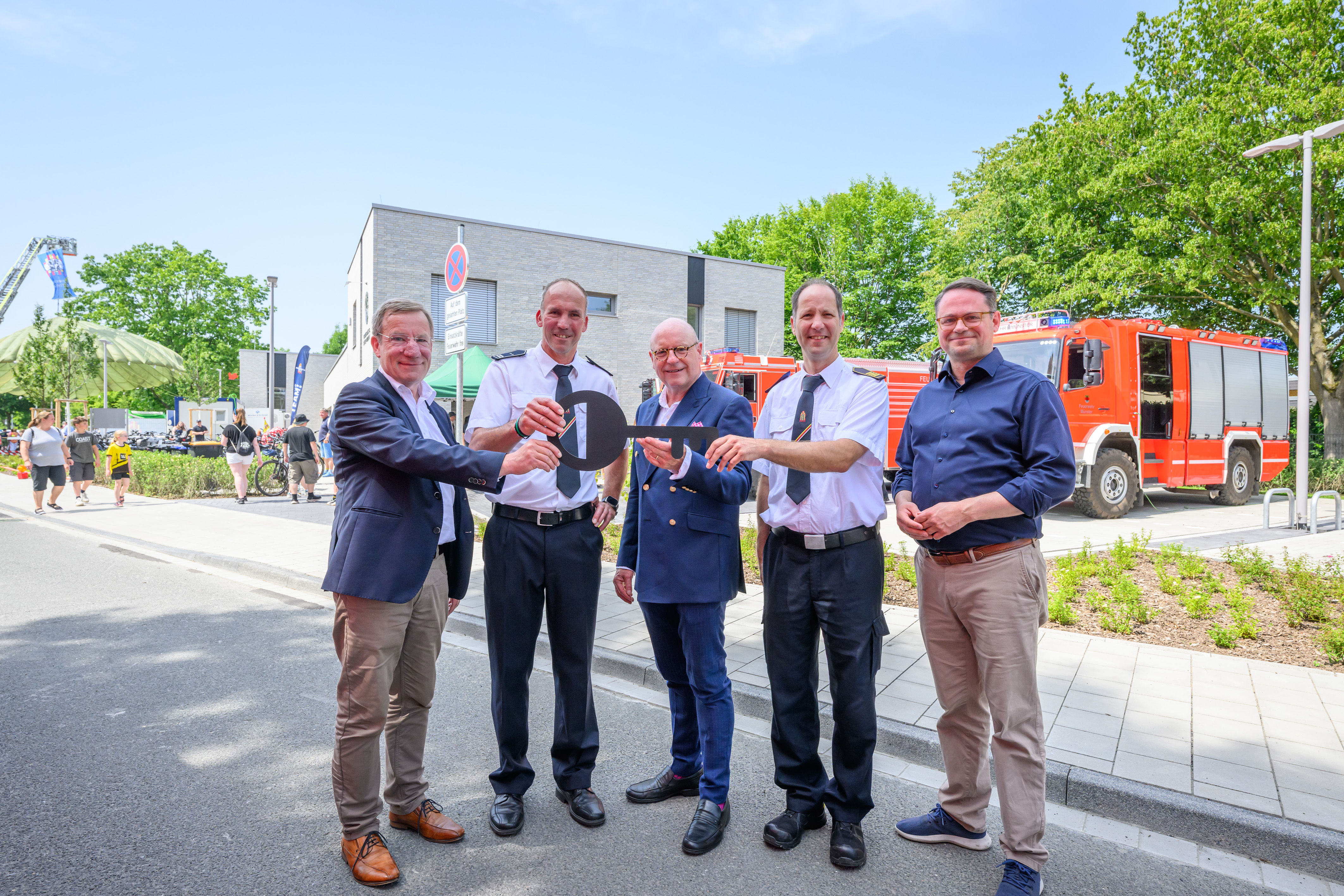 Vertreter von Stadt und Feuerwehr bei der Eröffnung