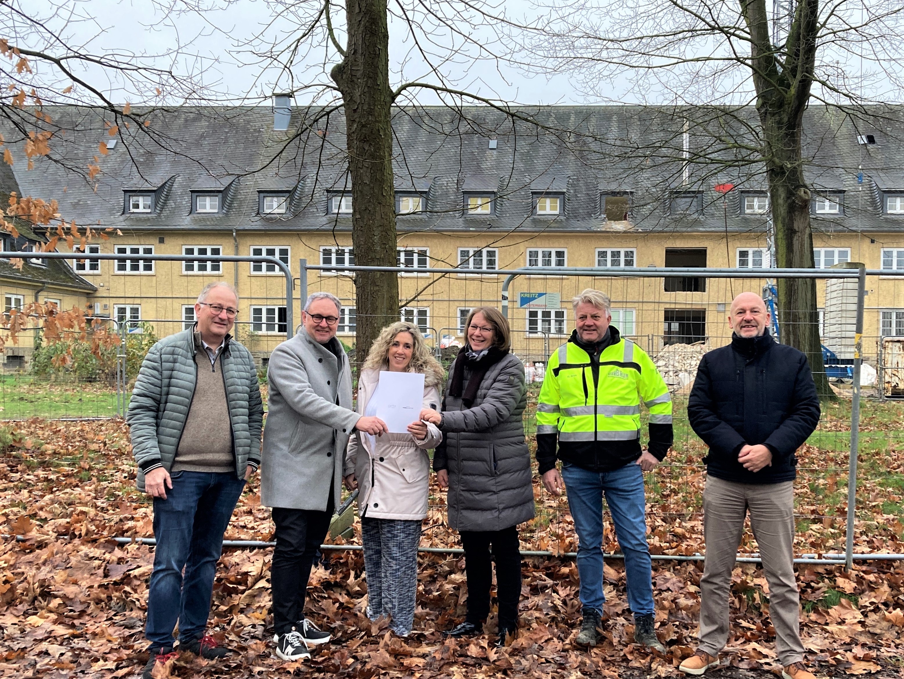 Vor dem H-Gebäude des Oxford-Quartiers treffen sich Verantwortliche des Projekts