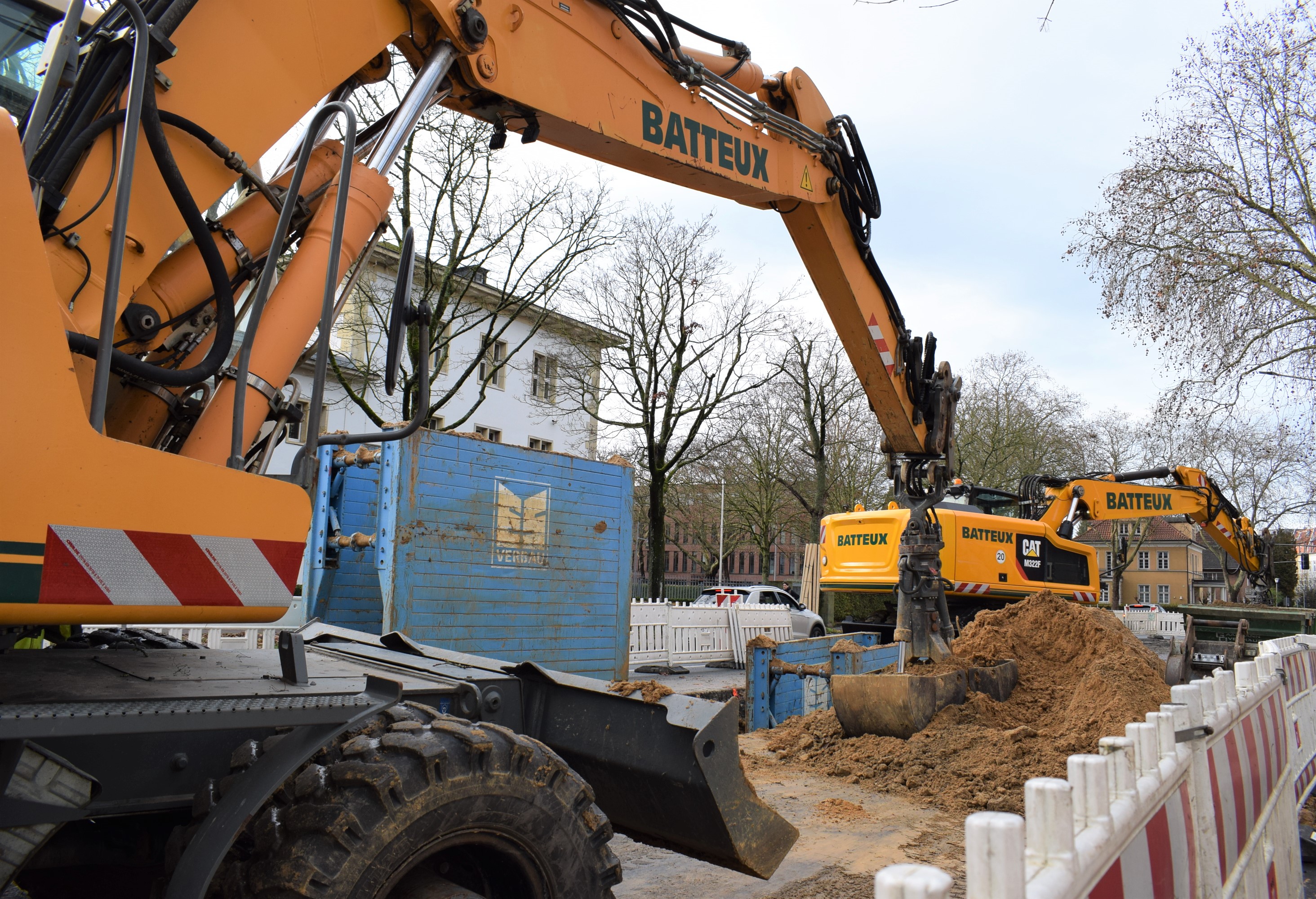 Baufahrzeugen bei Tiefbauarbeiten