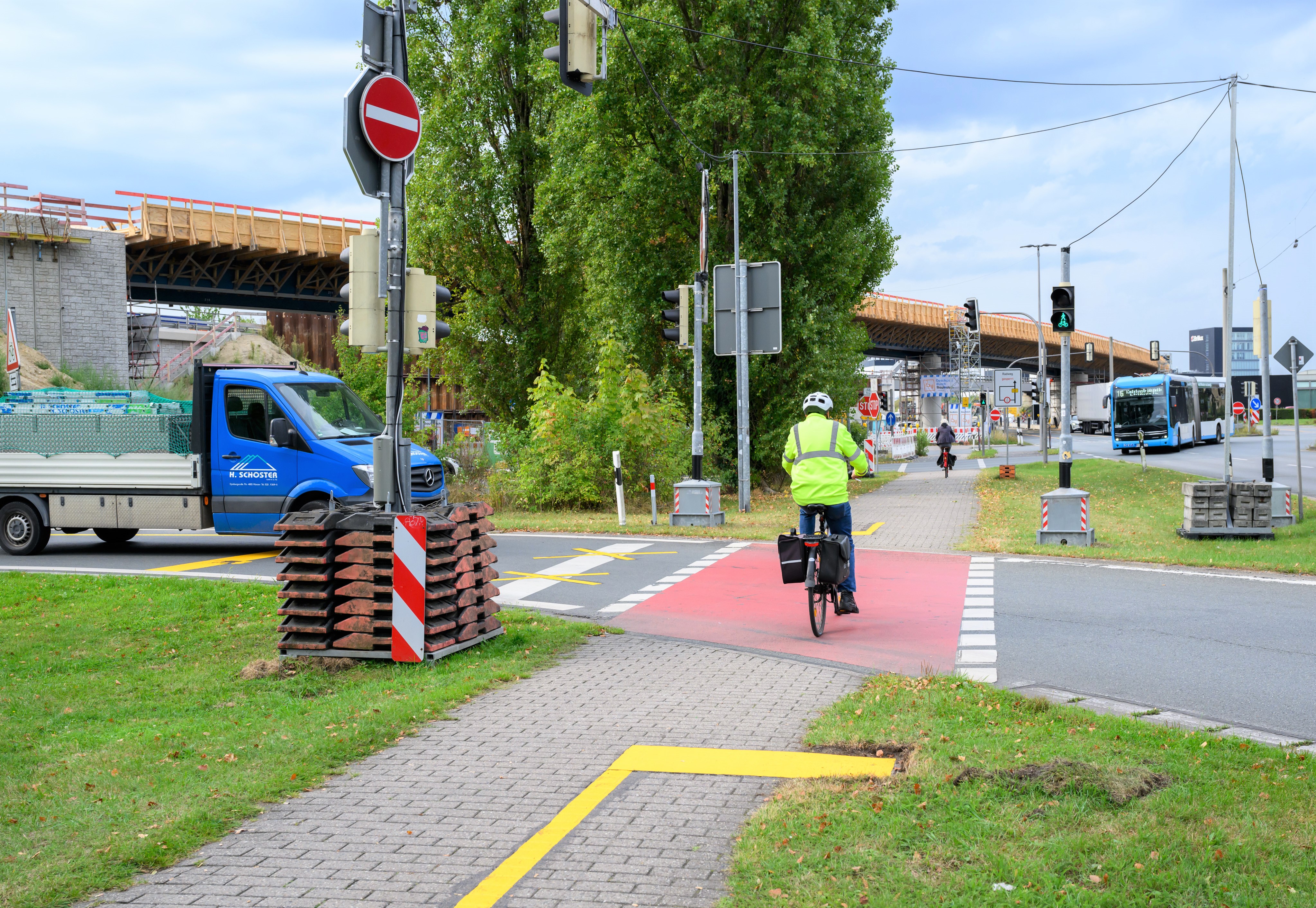 Ein Radfahrer überquert bei Grün eine Ampelkreuzung