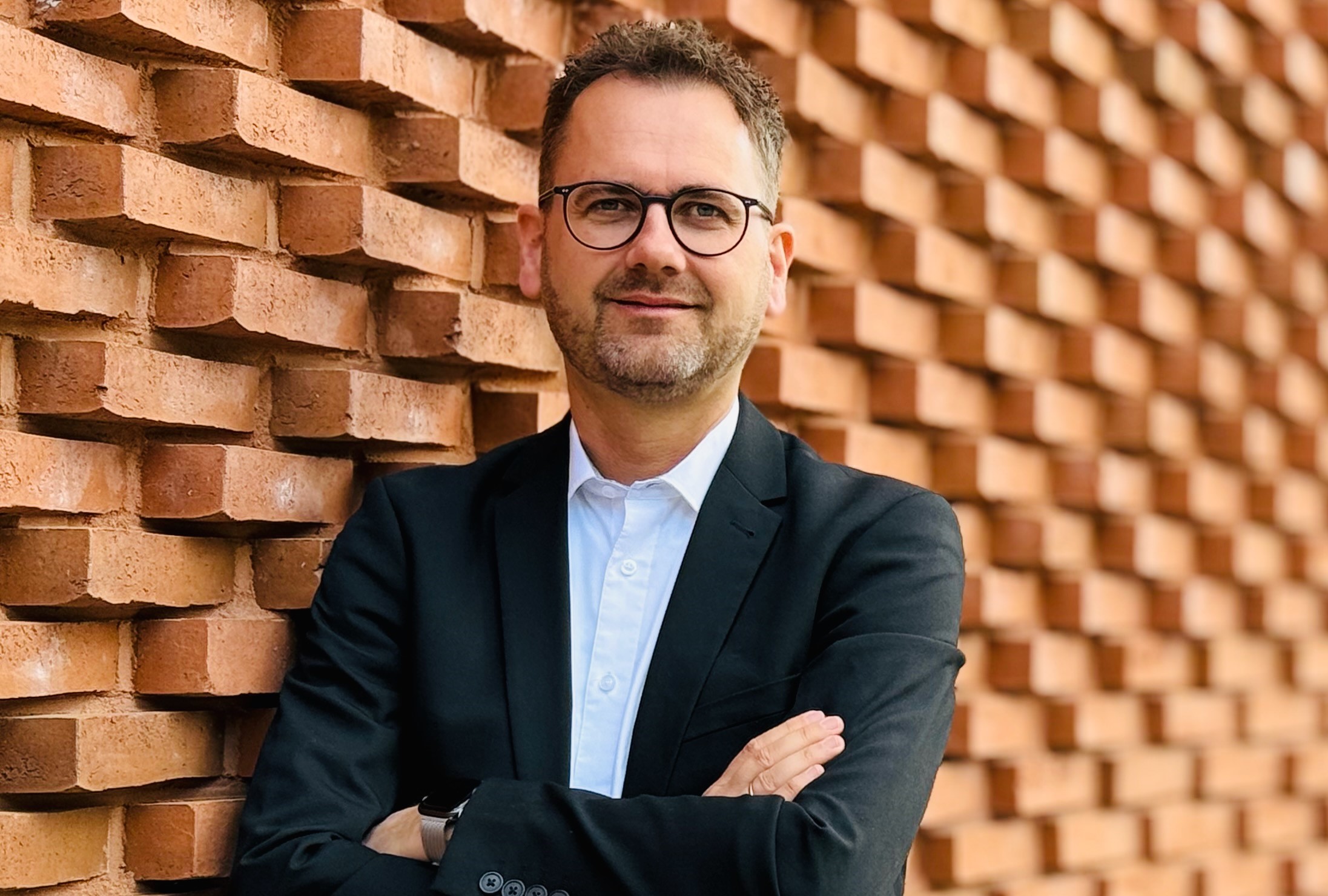 Portraitfoto eines Mannes mit Brille