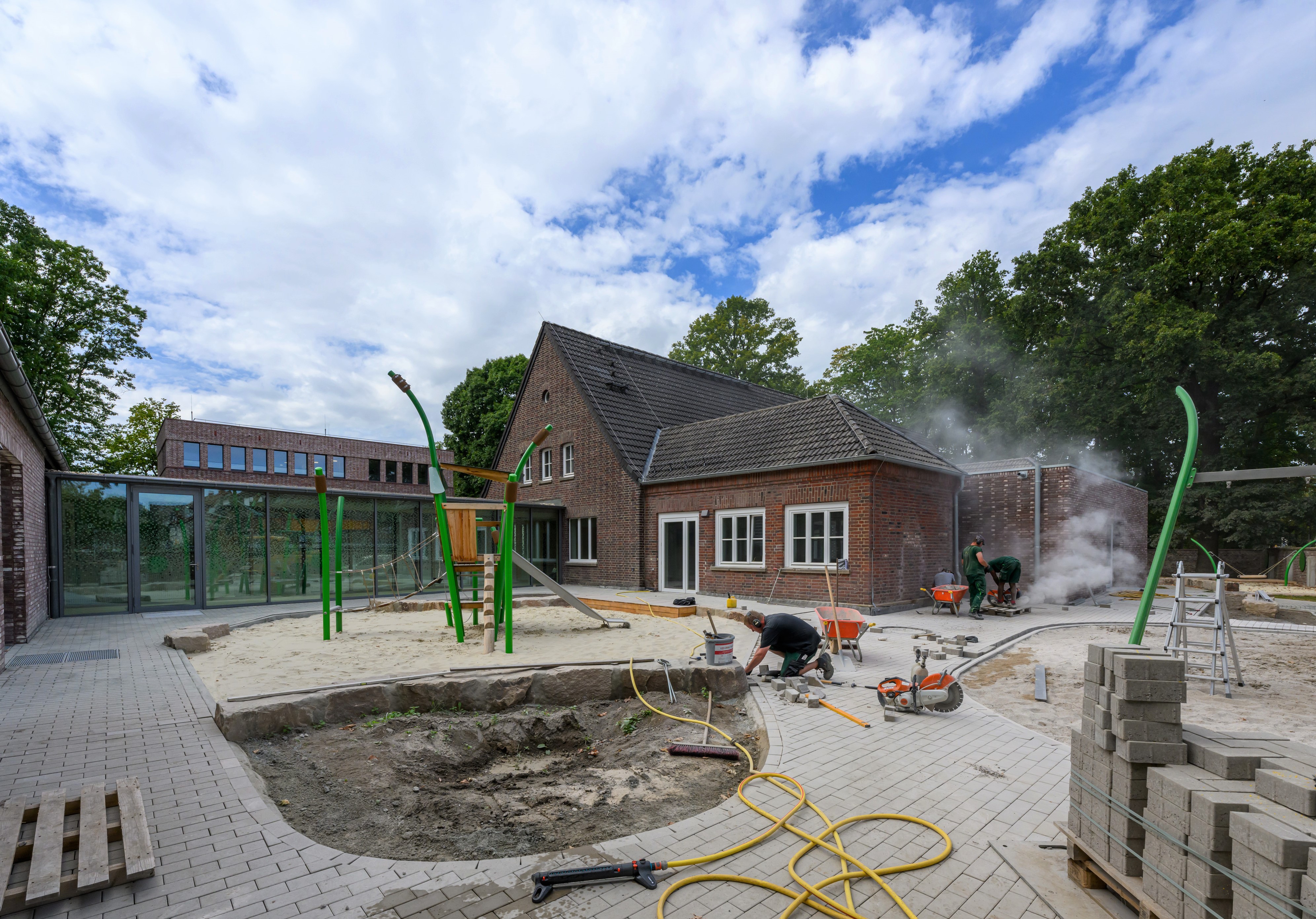 Baustelle und Spielgeräte vor einem Altbau