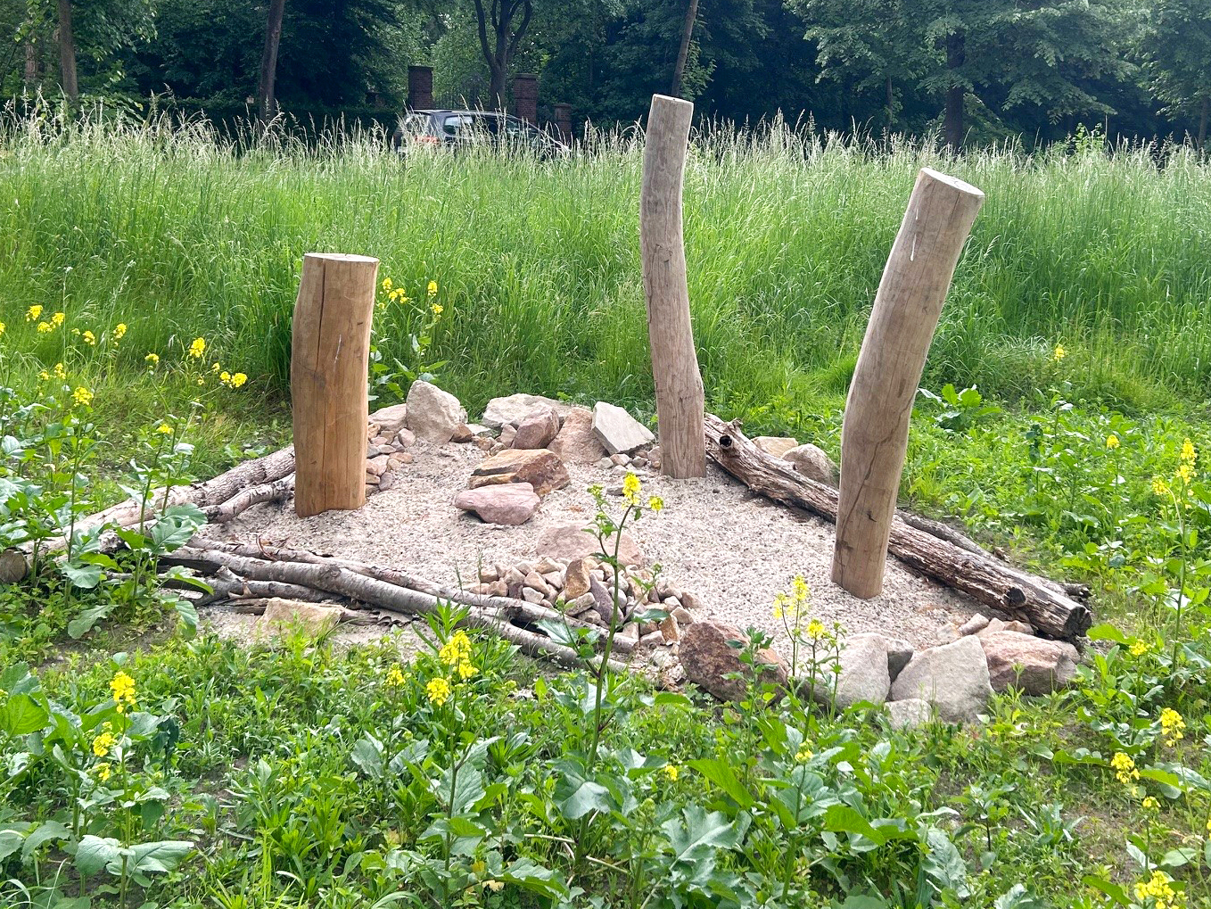 Sandhaufen für bodennistende Wildbienen
