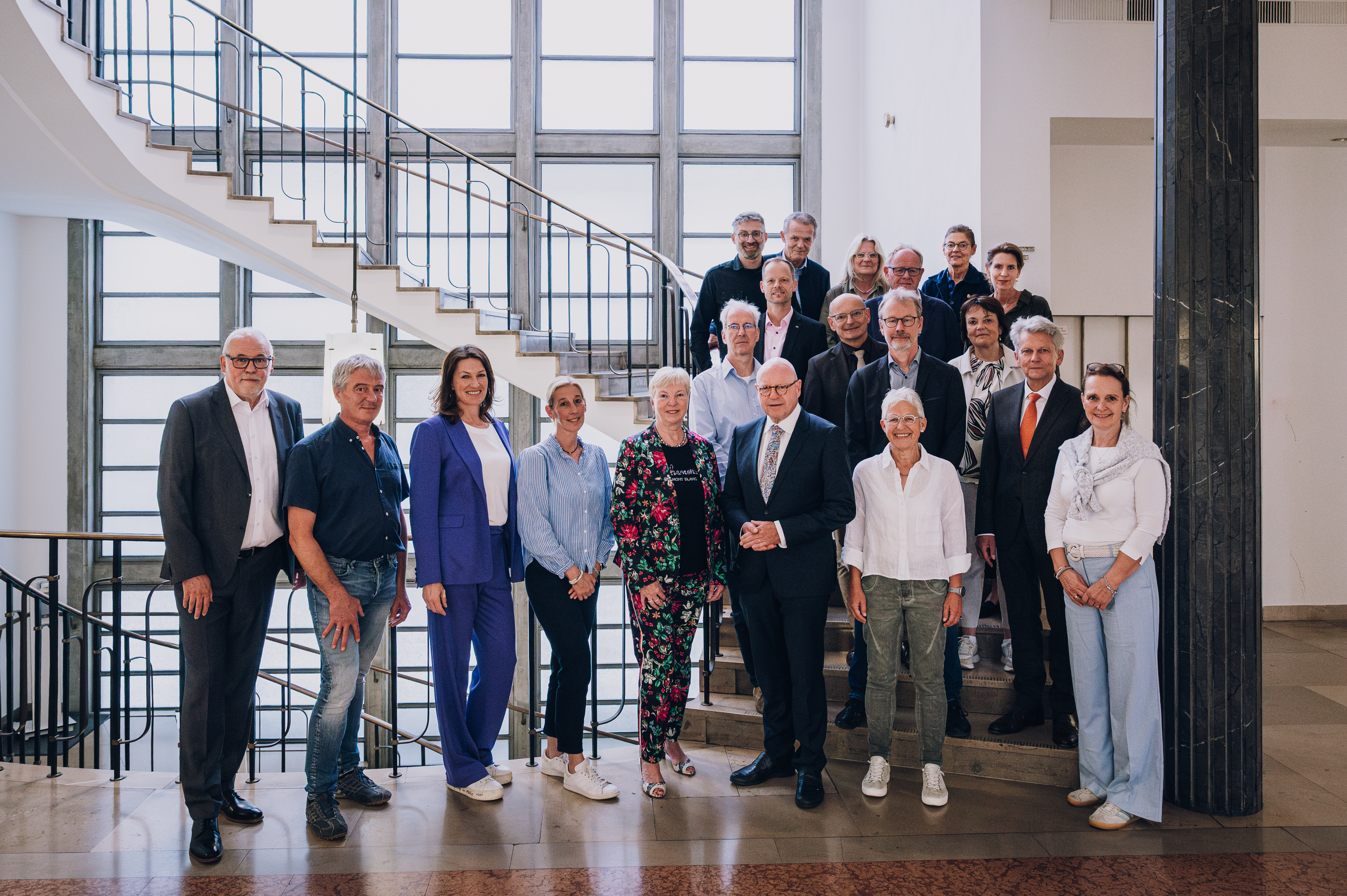 Oberbürgermeister Amrkus Lewe mit Schulleieterinnen und Schulleitern