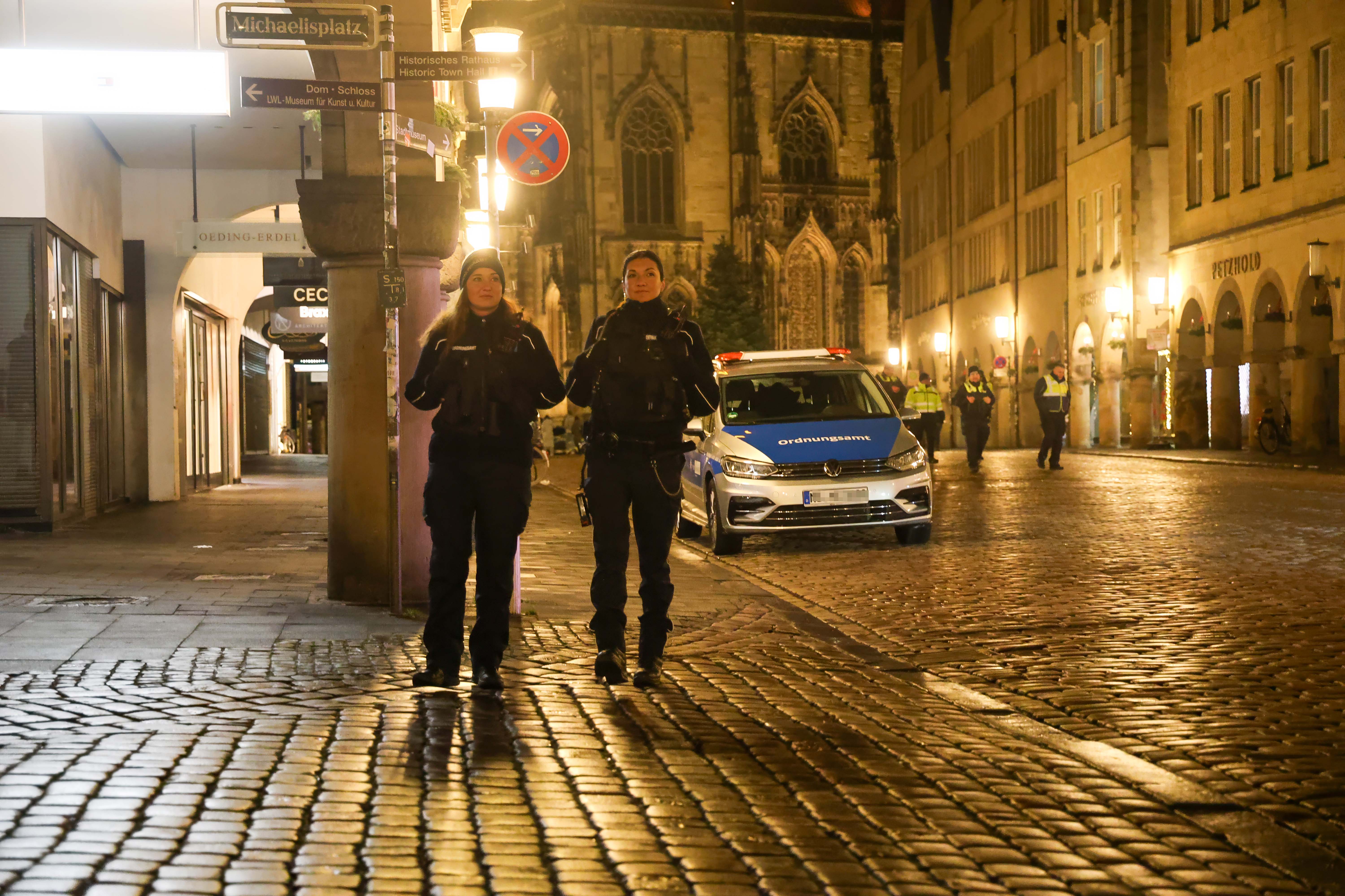 Mitarbeiterinnen und Mitarbeiter des Ordnungsamtes auf dem Prinzipalmarkt