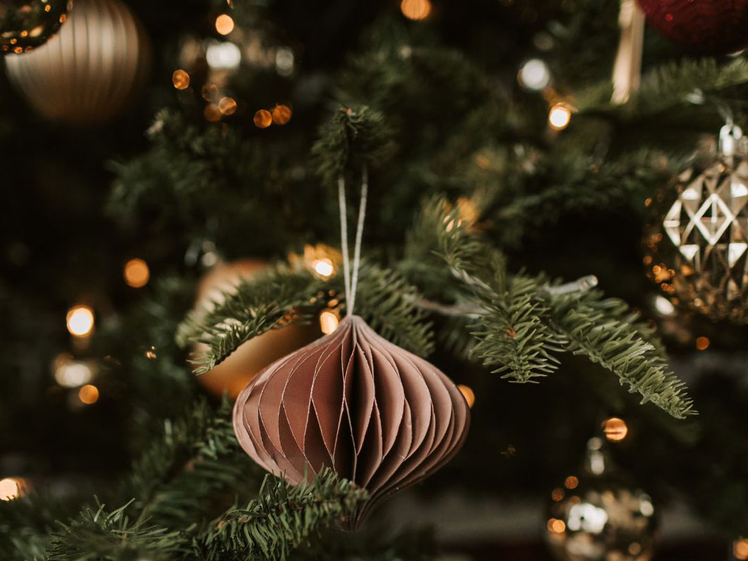 Ausschnitt eines Weihnachtsbaums mit Schmuck