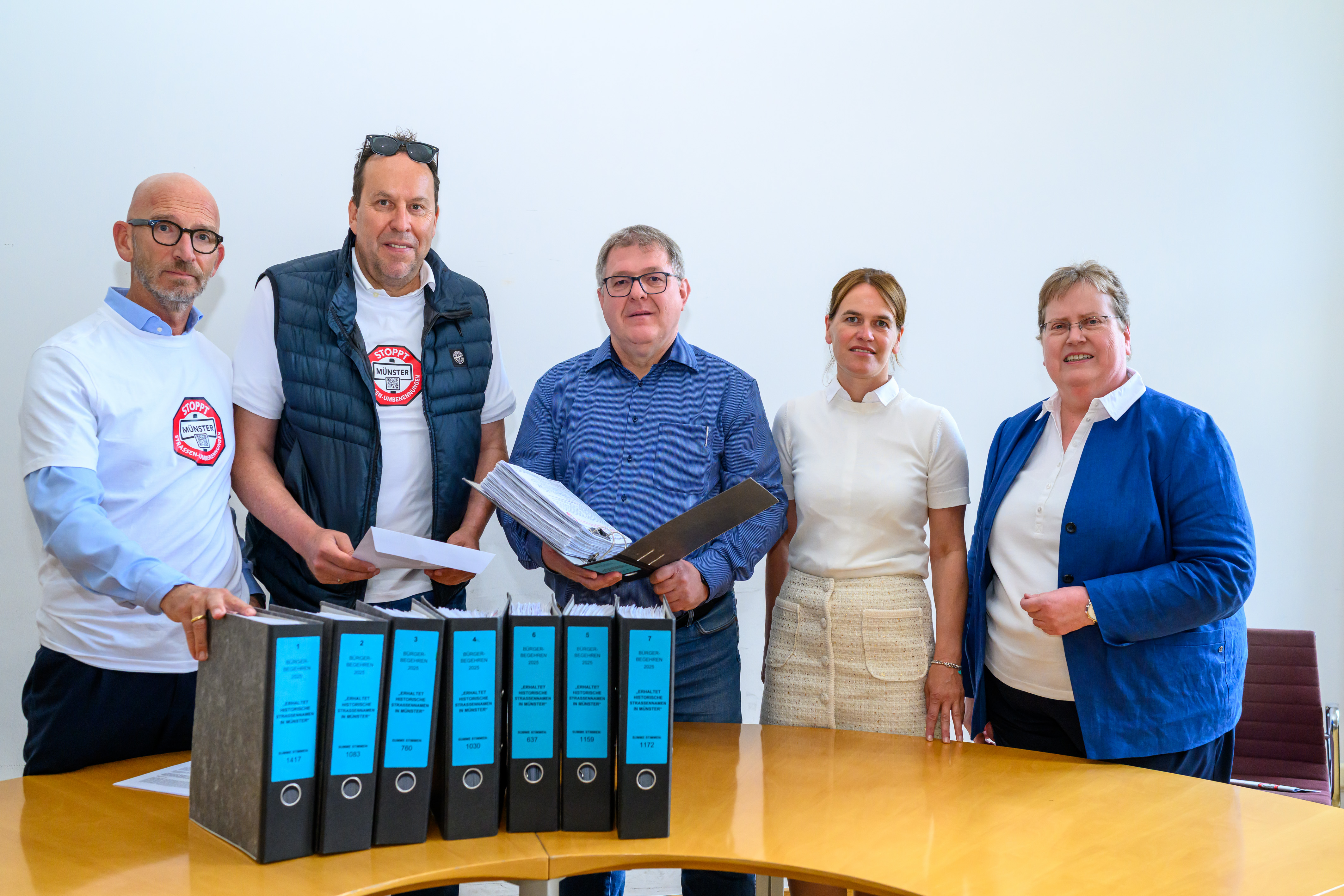 Verteter von Bürgerinitiative und Stadtverwaltung bei der Übergabe der Unterschriften