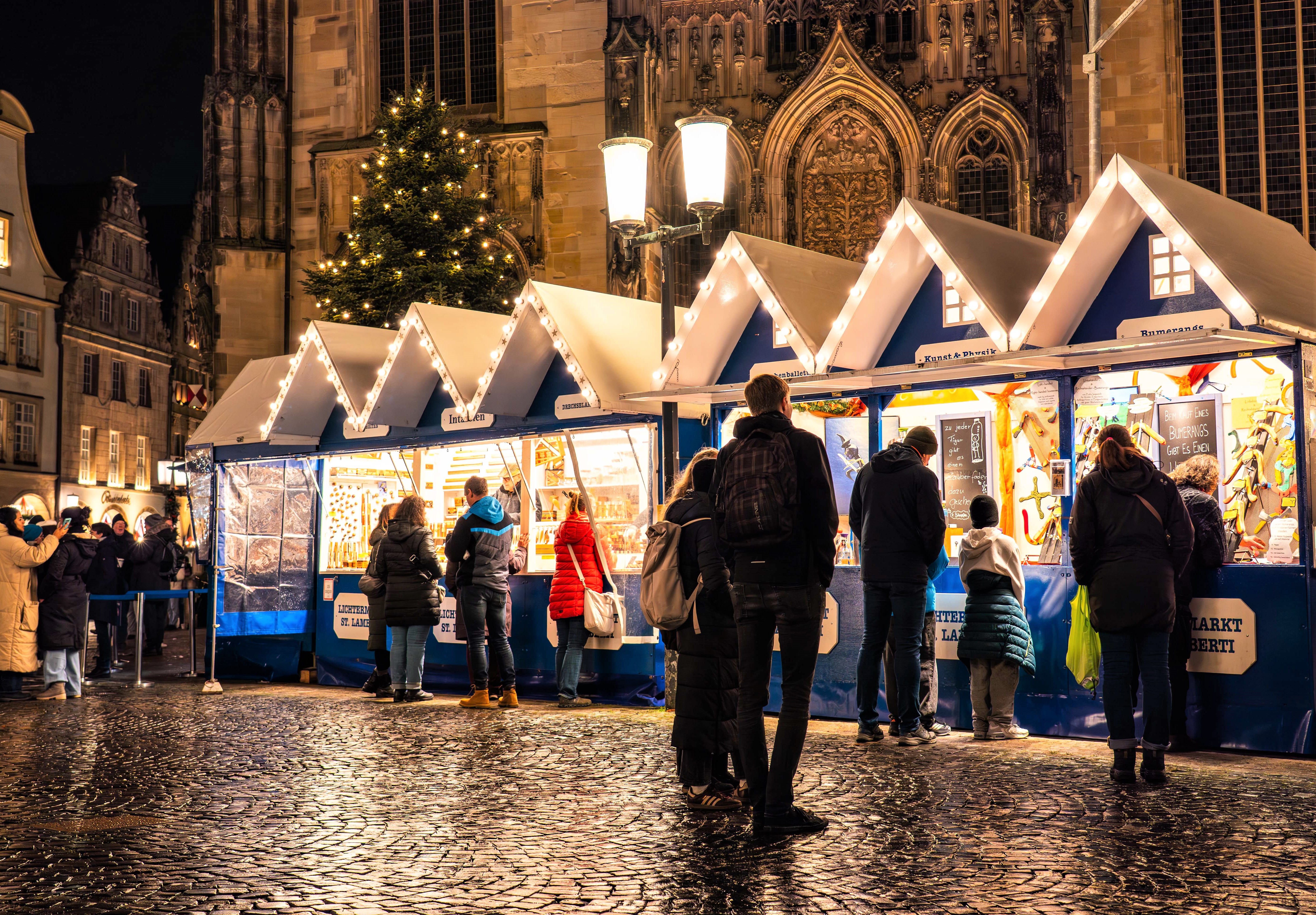 Menschen auf dem Weihnachtsmarkt an der Lamberti-Kirche