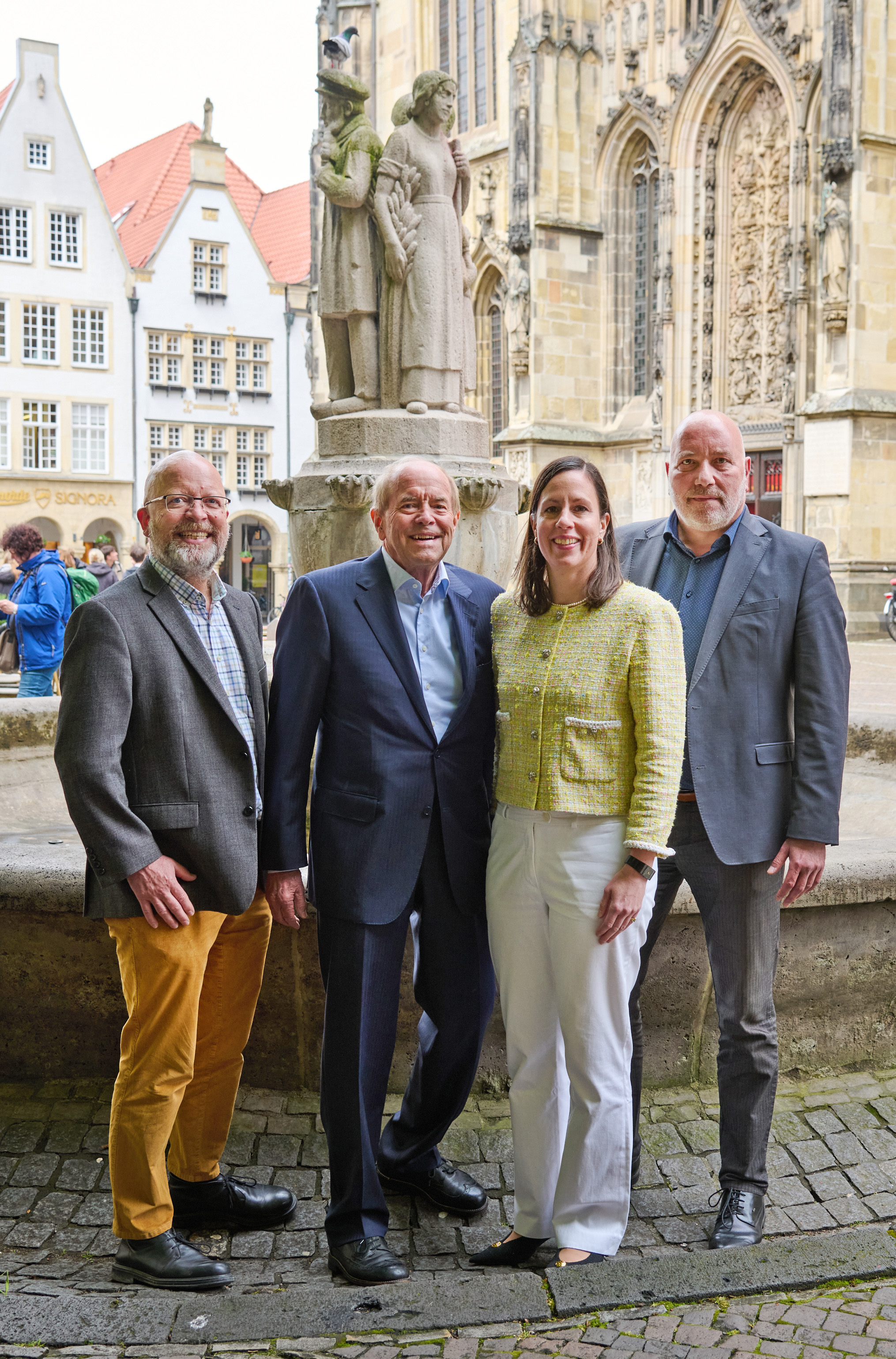 Gruppenfoto vor dem Lamberti Brunnen