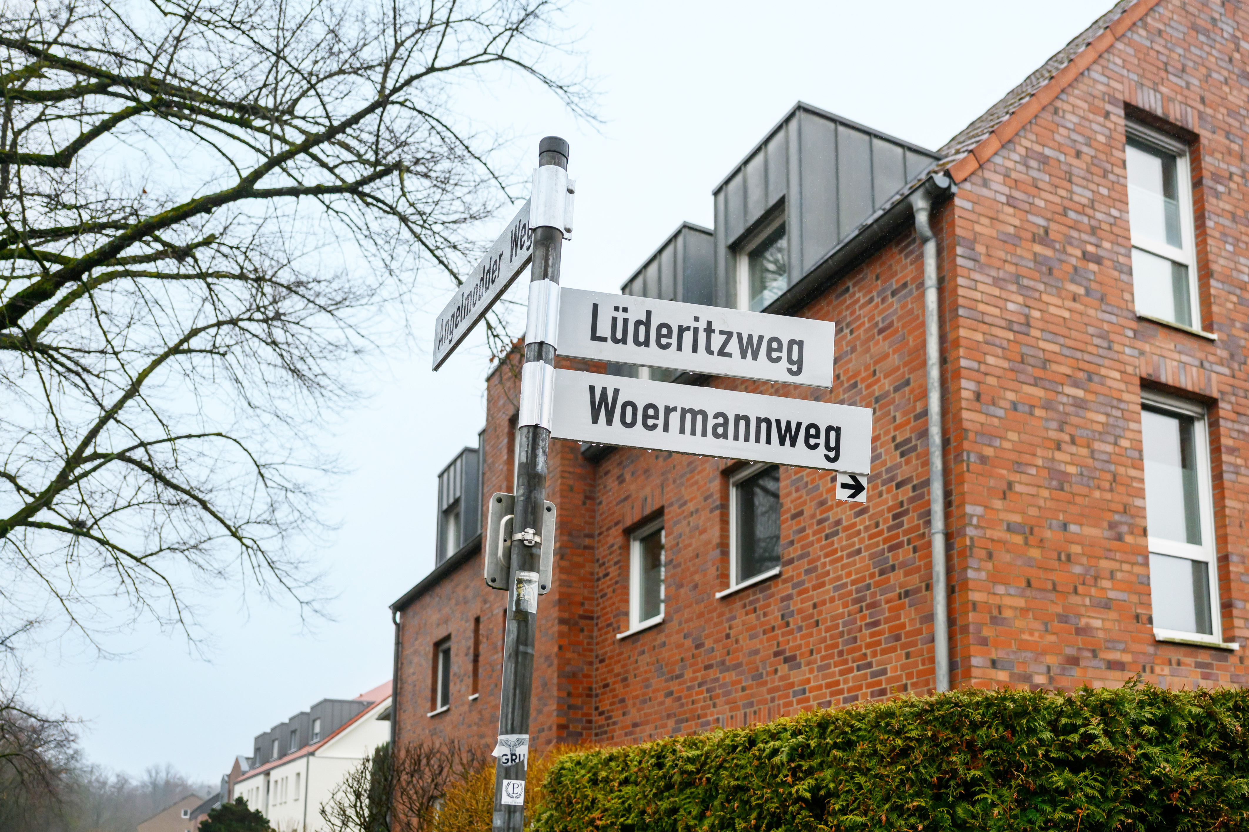 Strassennamenschild vom Lüderitz- und Woermannweg in Gremmendorf im Hintergrund ein Backsteinhaus