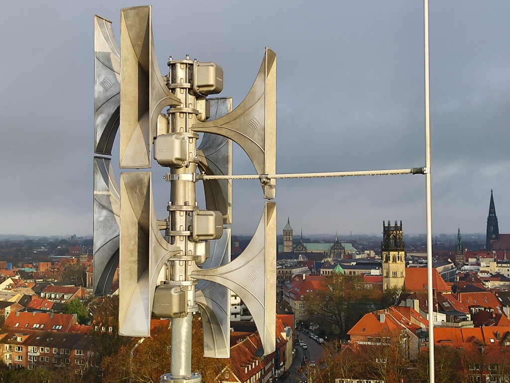 Sirenenanlage auf dem Dach im Hintergrund sind wichtige Gebäude in Münster zu sehen wie die Überwasserkirche und Lambertikirche