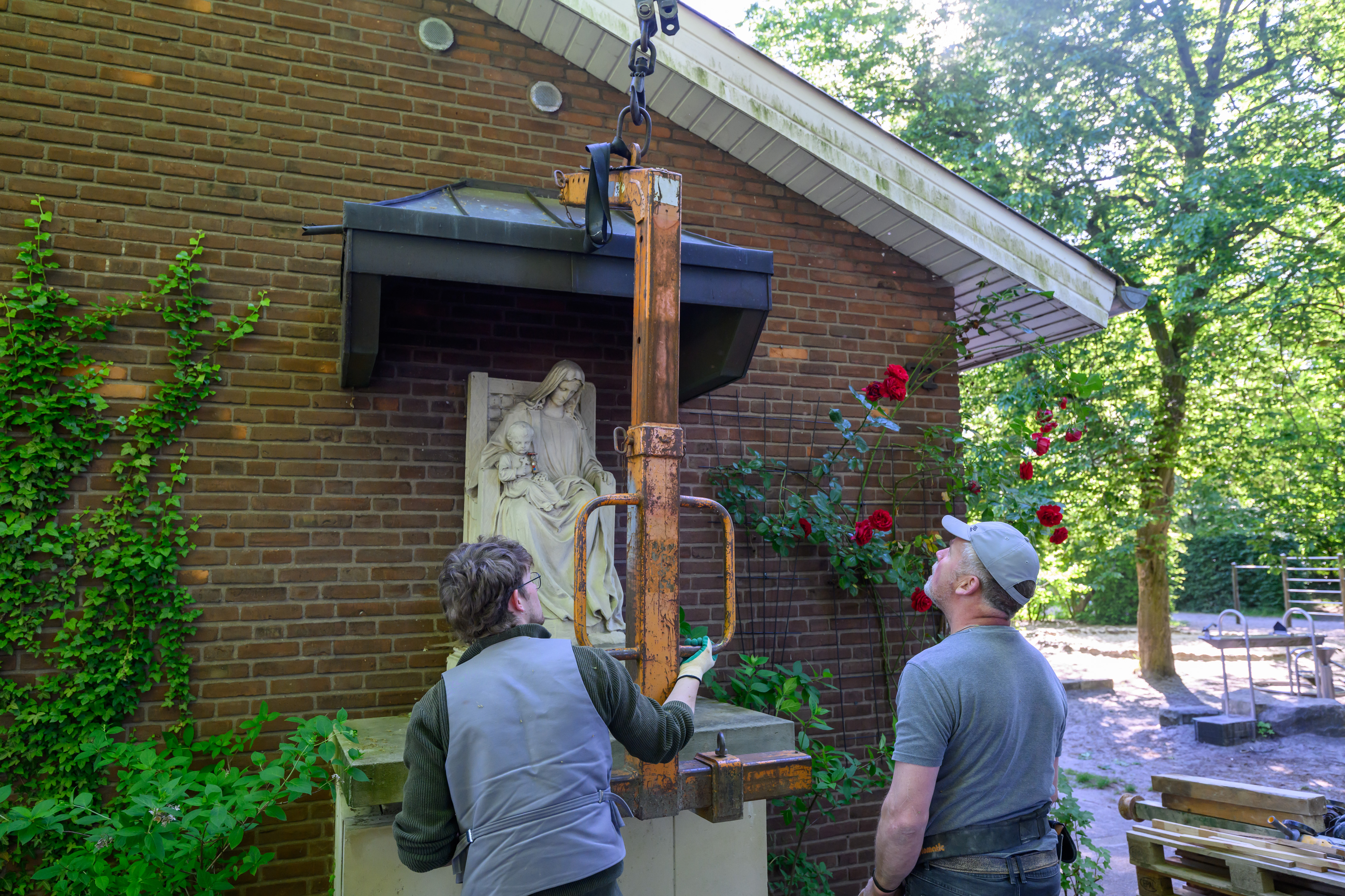 Abbau der großen Maria-Skulptur aus Stein 