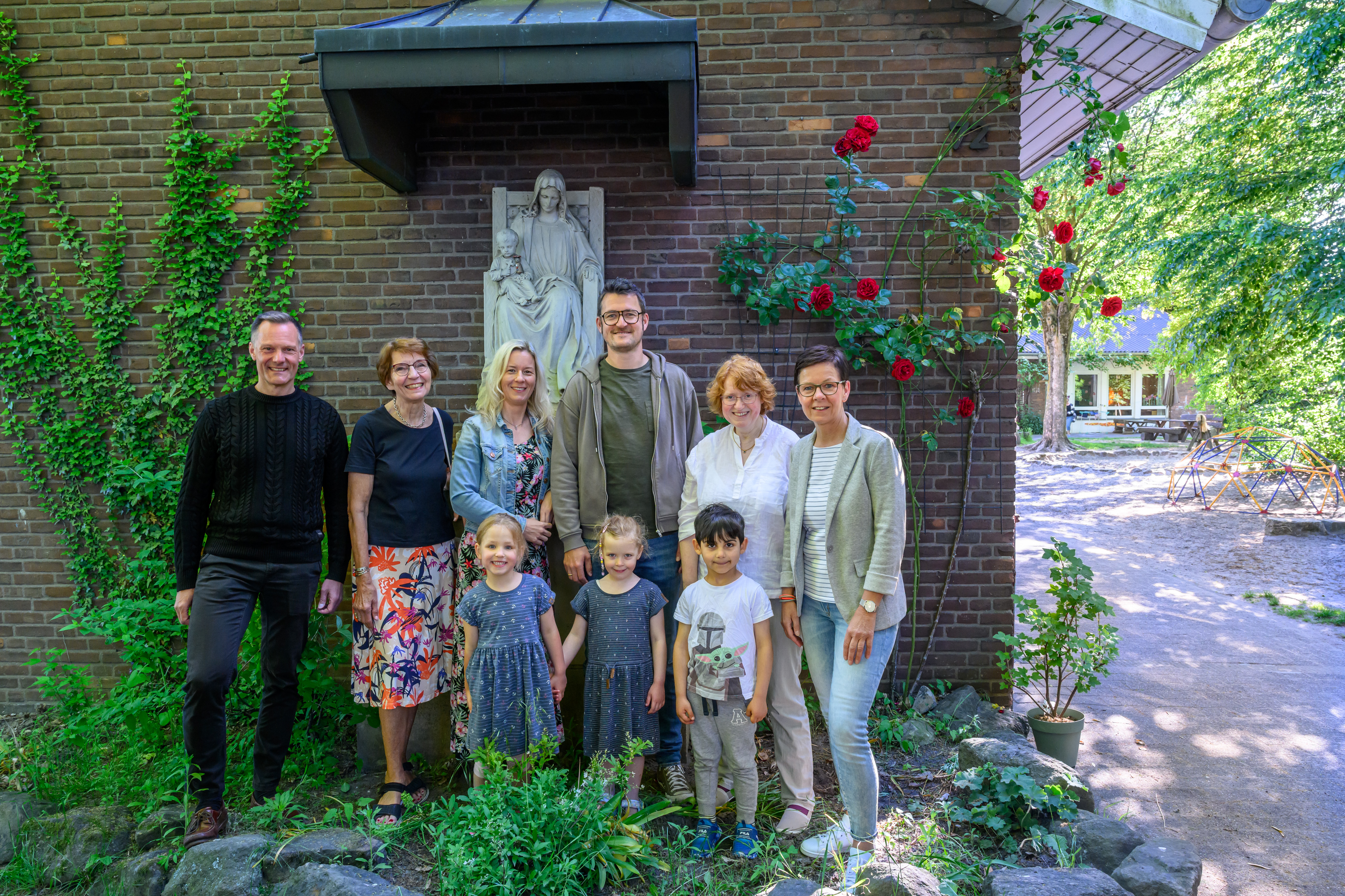 Gruppenfoto vor dem Familienzentrum Maria Aparecida in Mecklenbeck