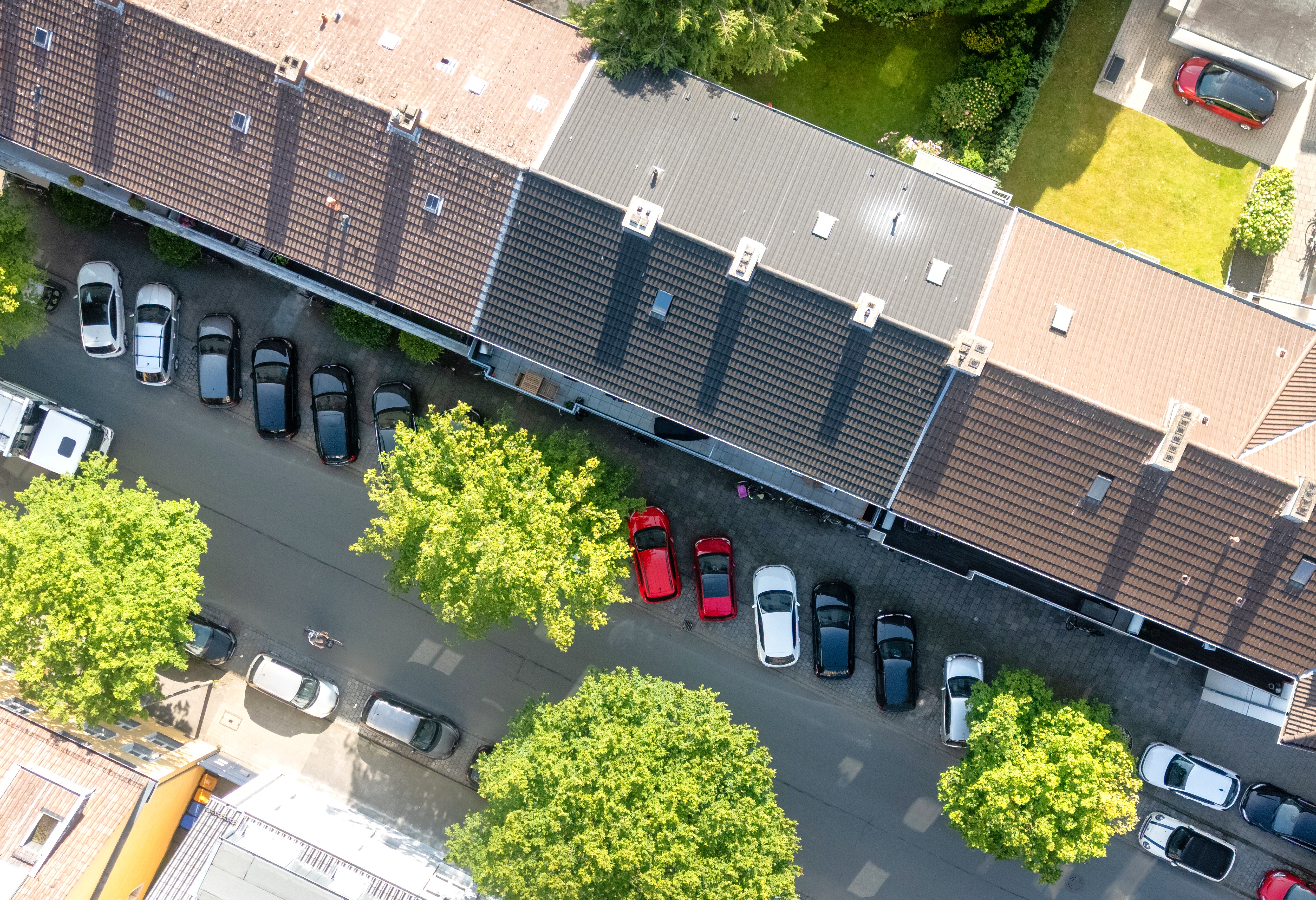 Blick aus der Luft auf die Kanalstraße mit schräg parkenden Autos