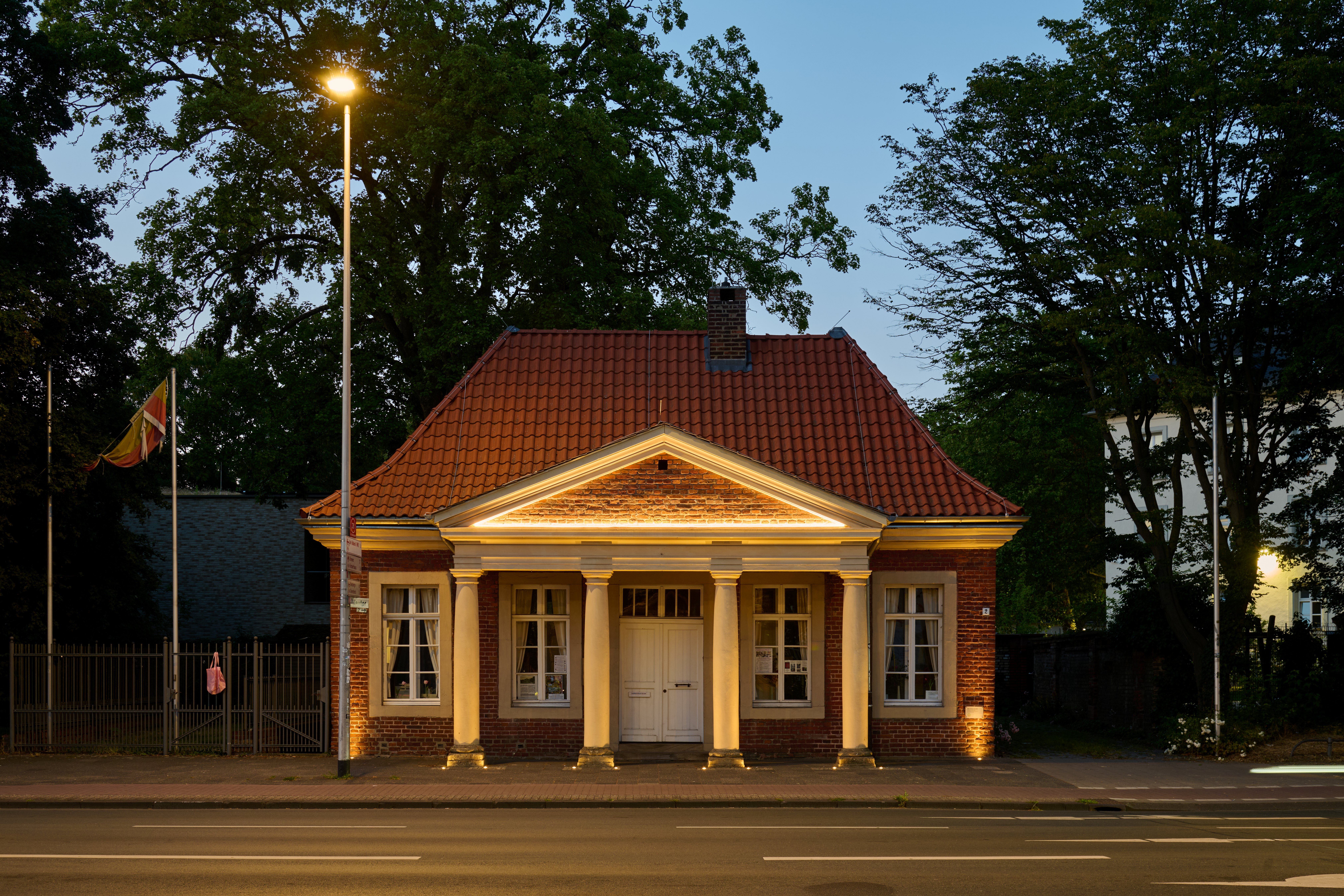 Das historische Torhaus auf der Nordseite im Abendlicht