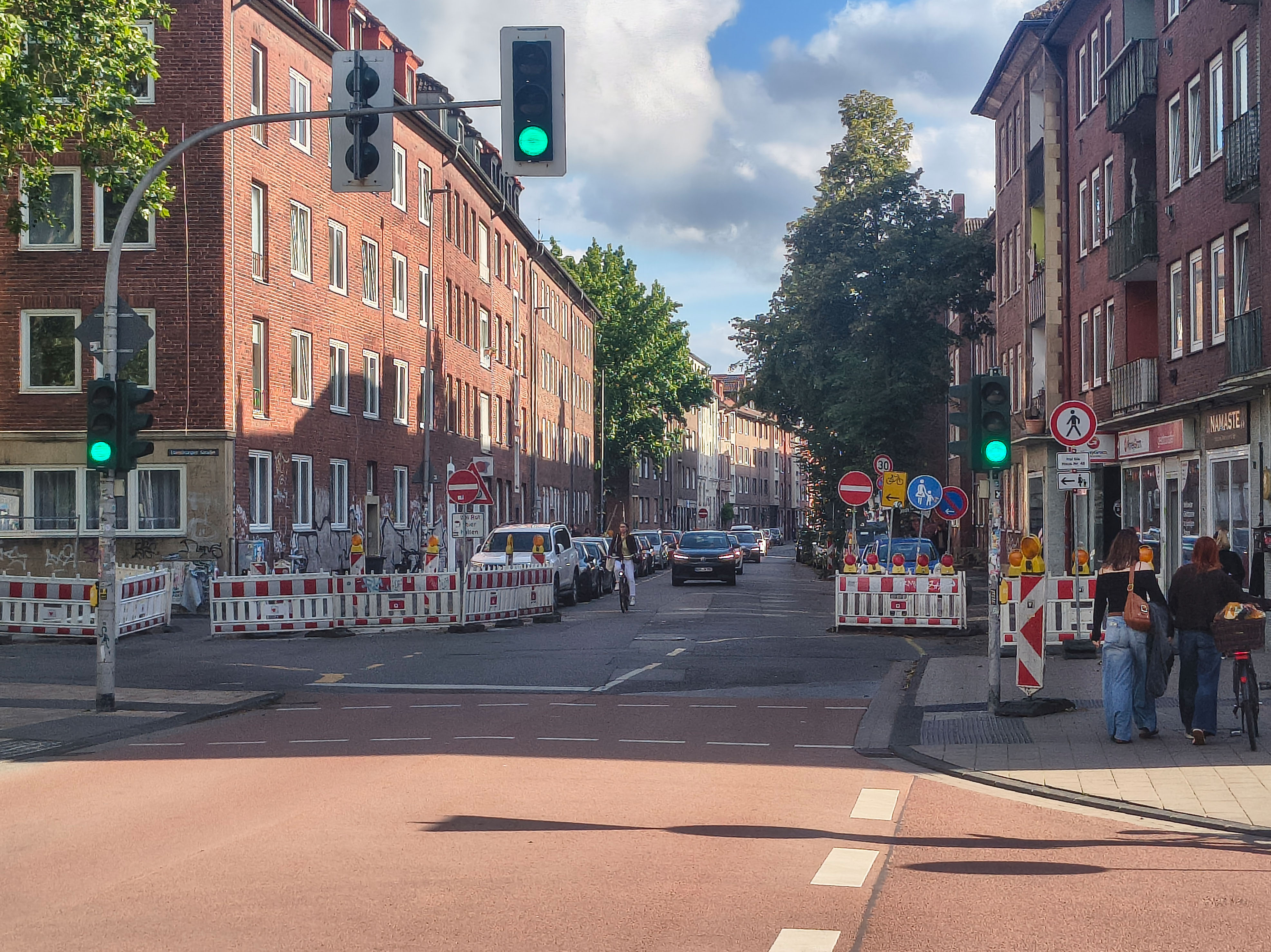 Blick in die Bremer Straße mit Baustellenabsperrung