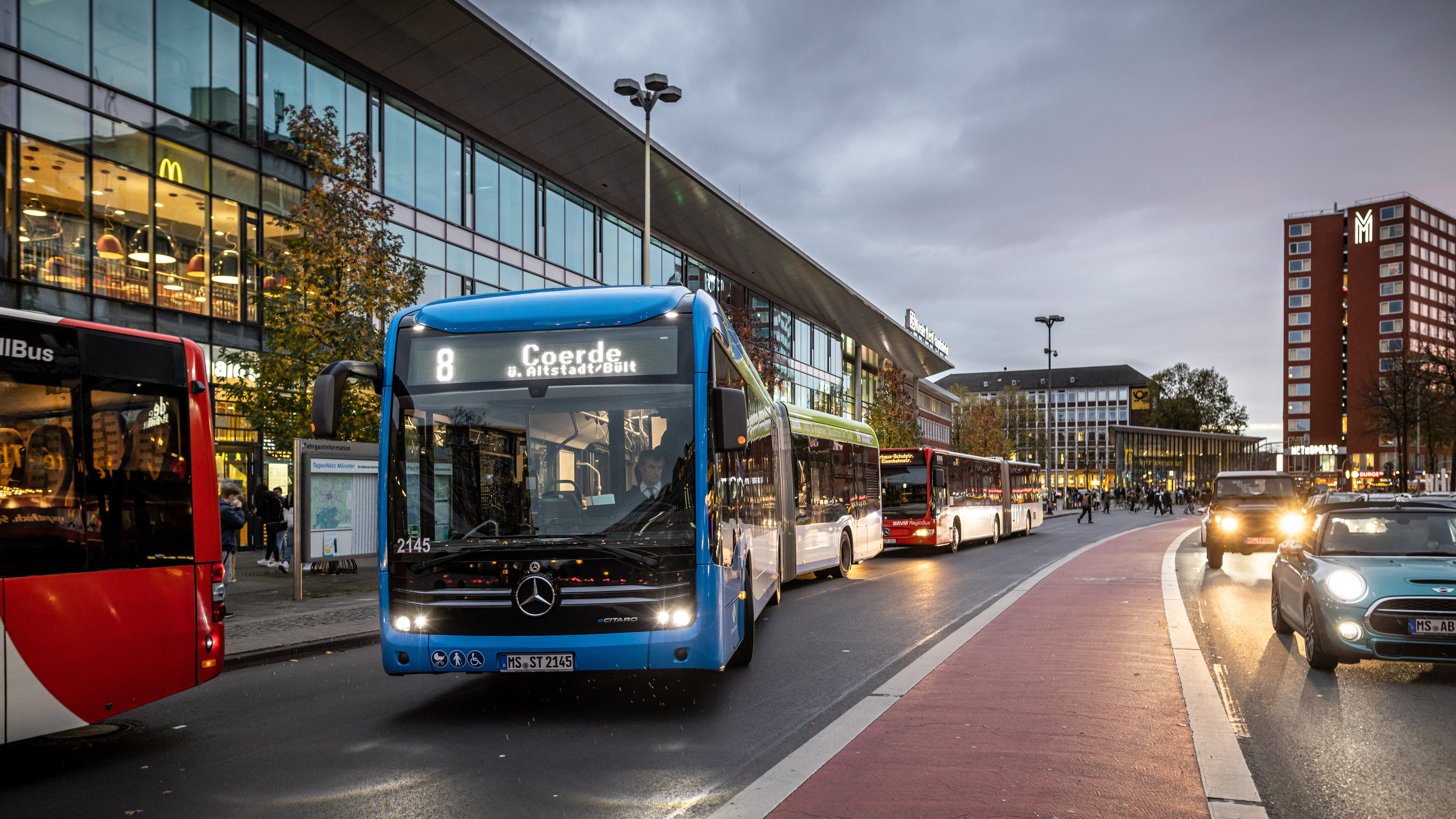 Busse vor dem Hauptbahnhof im Abendlicht
