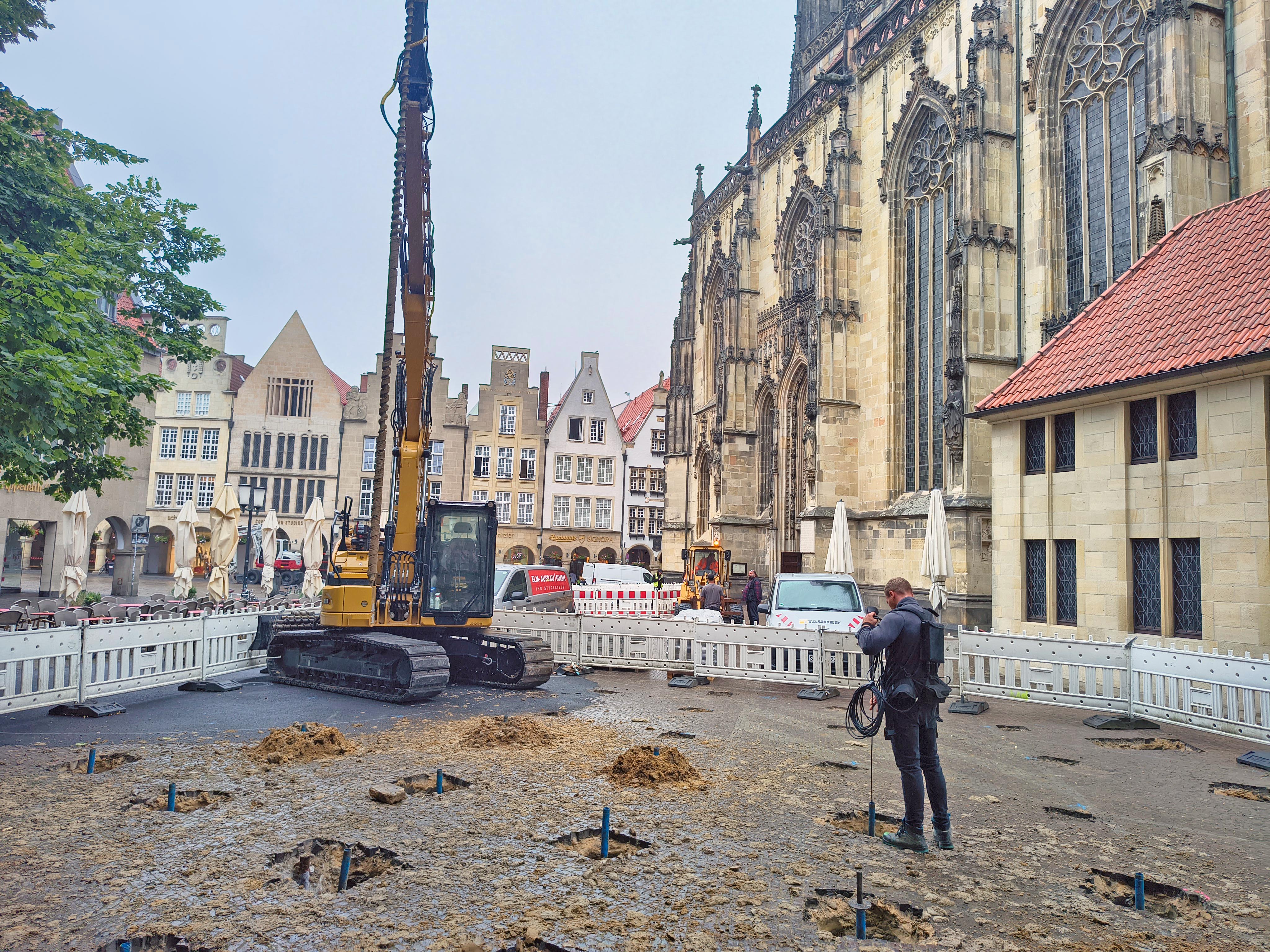 Bei der Sondierung entstandene Bohrlöcher auf dem abgesperrten Lamberti-Kirchplatz