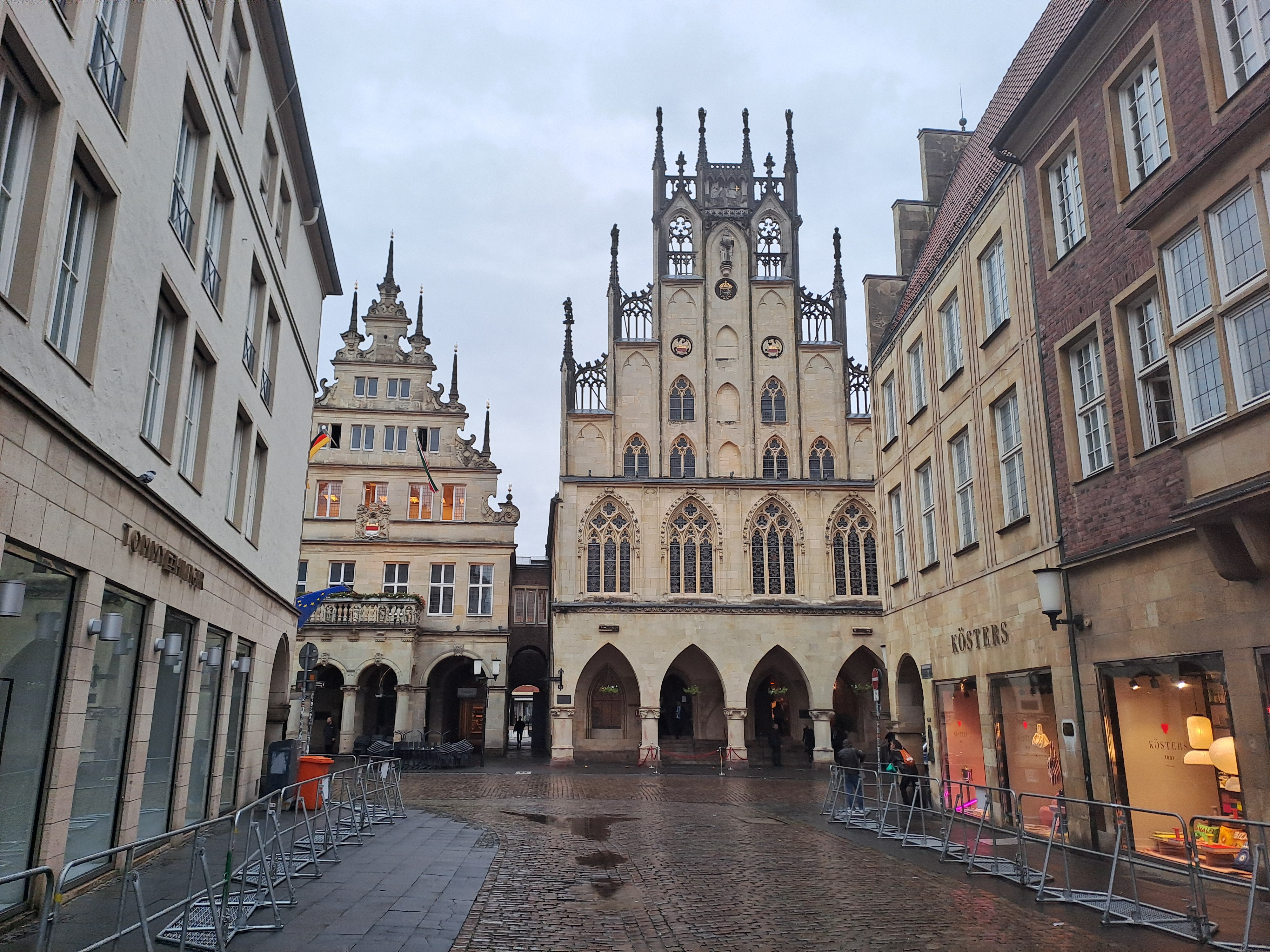 Außenansicht des Historischen Rathauses in Münster. Die Straßen sind leer und es sind Absperrungen zu sehen