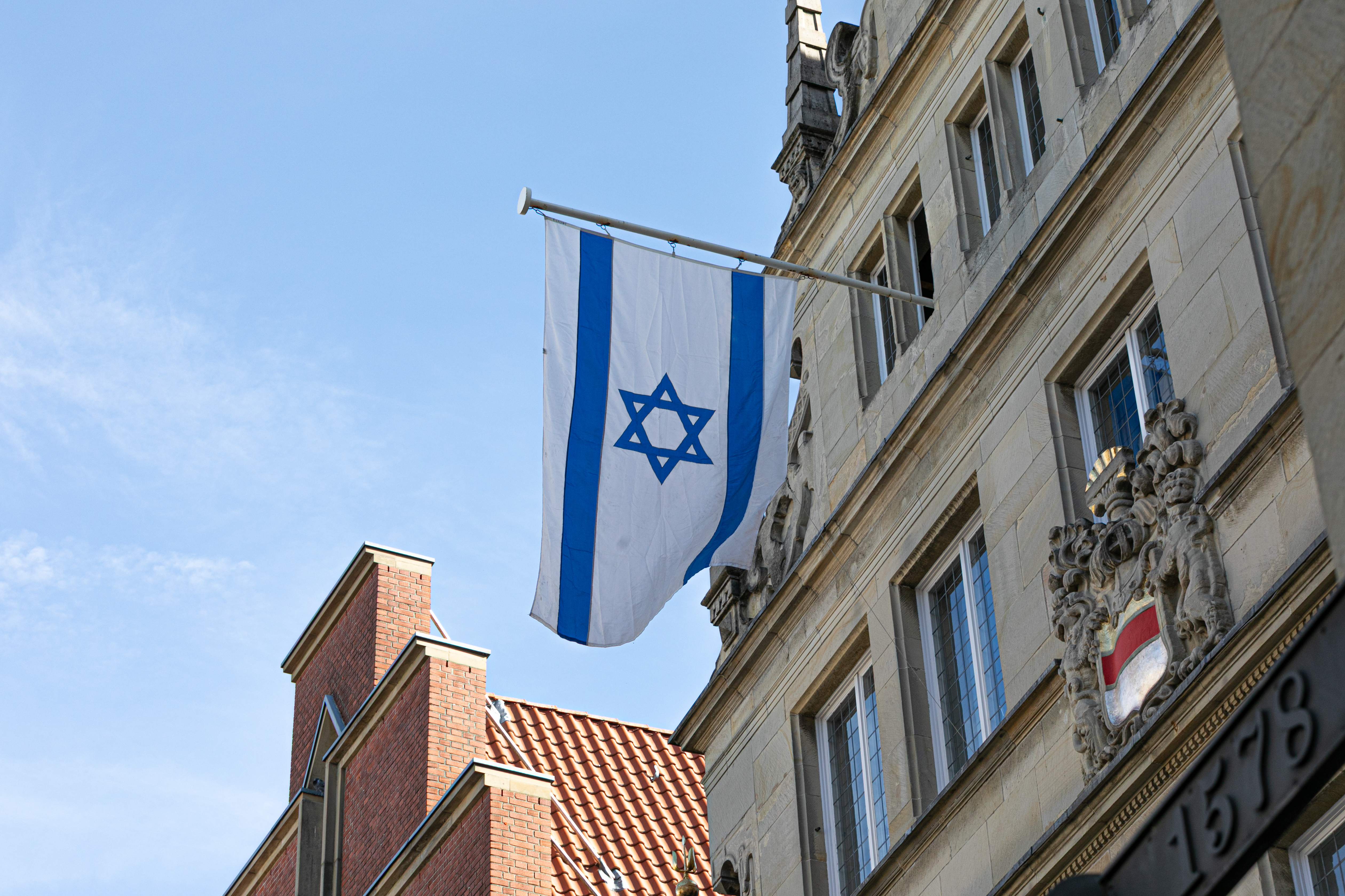 Israelische Flagge weht an einem Gebäude